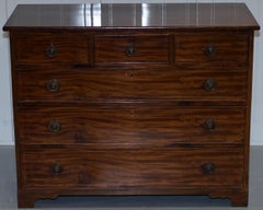 Ravissante commode géorgienne en bois de feuillus datant d'environ 1800, composée de trois tiroirs sur trois