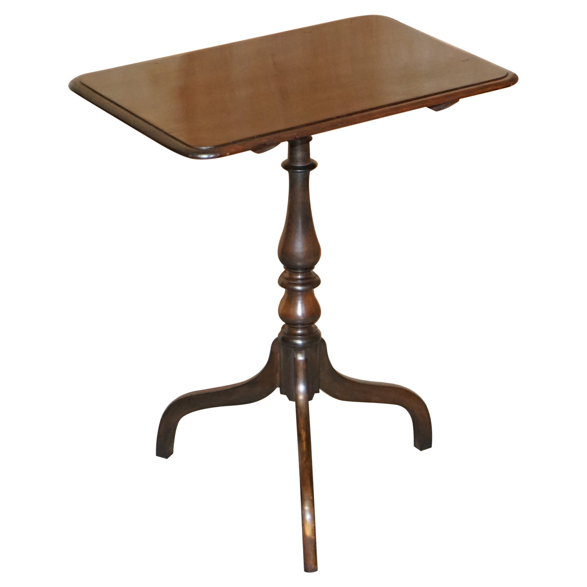 Grazioso tavolo a treppiede con piano inclinabile di legno duro inglese del 1840-1860 circa