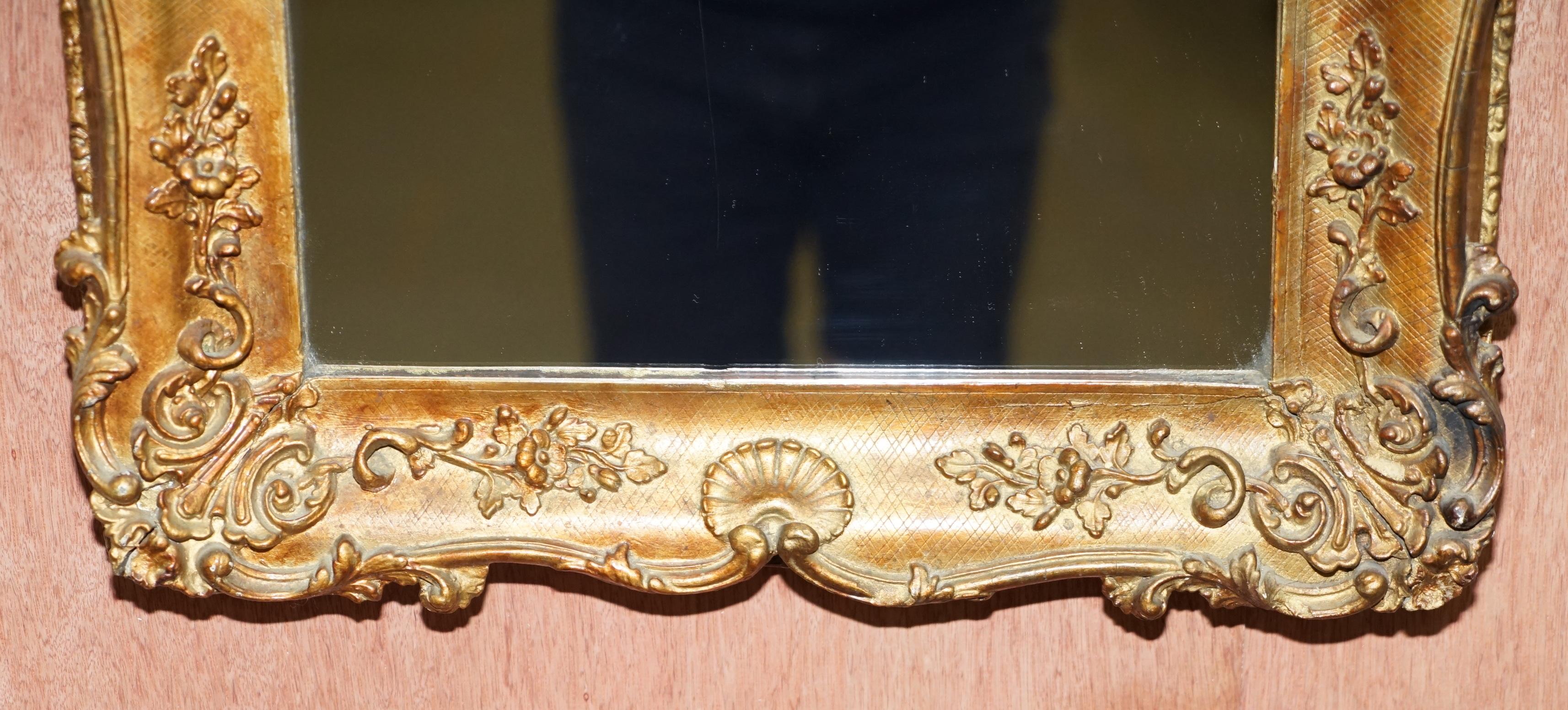 Nous sommes ravis d'offrir à la vente ce superbe miroir français encadré en bois doré et sculpté, vers 1880-1900

Un très beau miroir mural décoratif, clairement français, basé sur les premiers modèles rococo. Il s'agirait d'une petite taille par