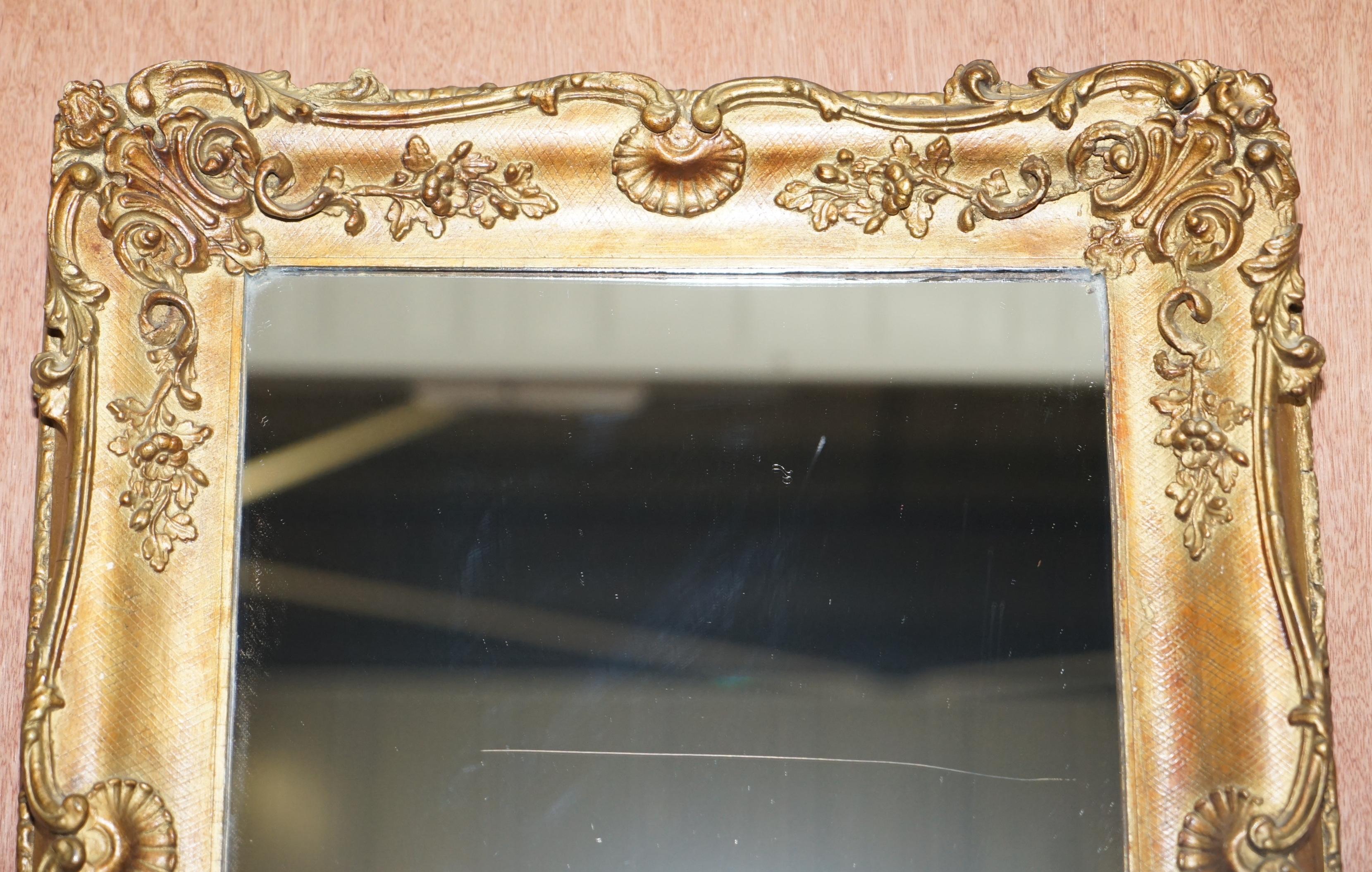 Fait main Ravissant miroir mural en bois doré français datant d'environ 1880 à 1900 avec cadre orné de sculptures en vente