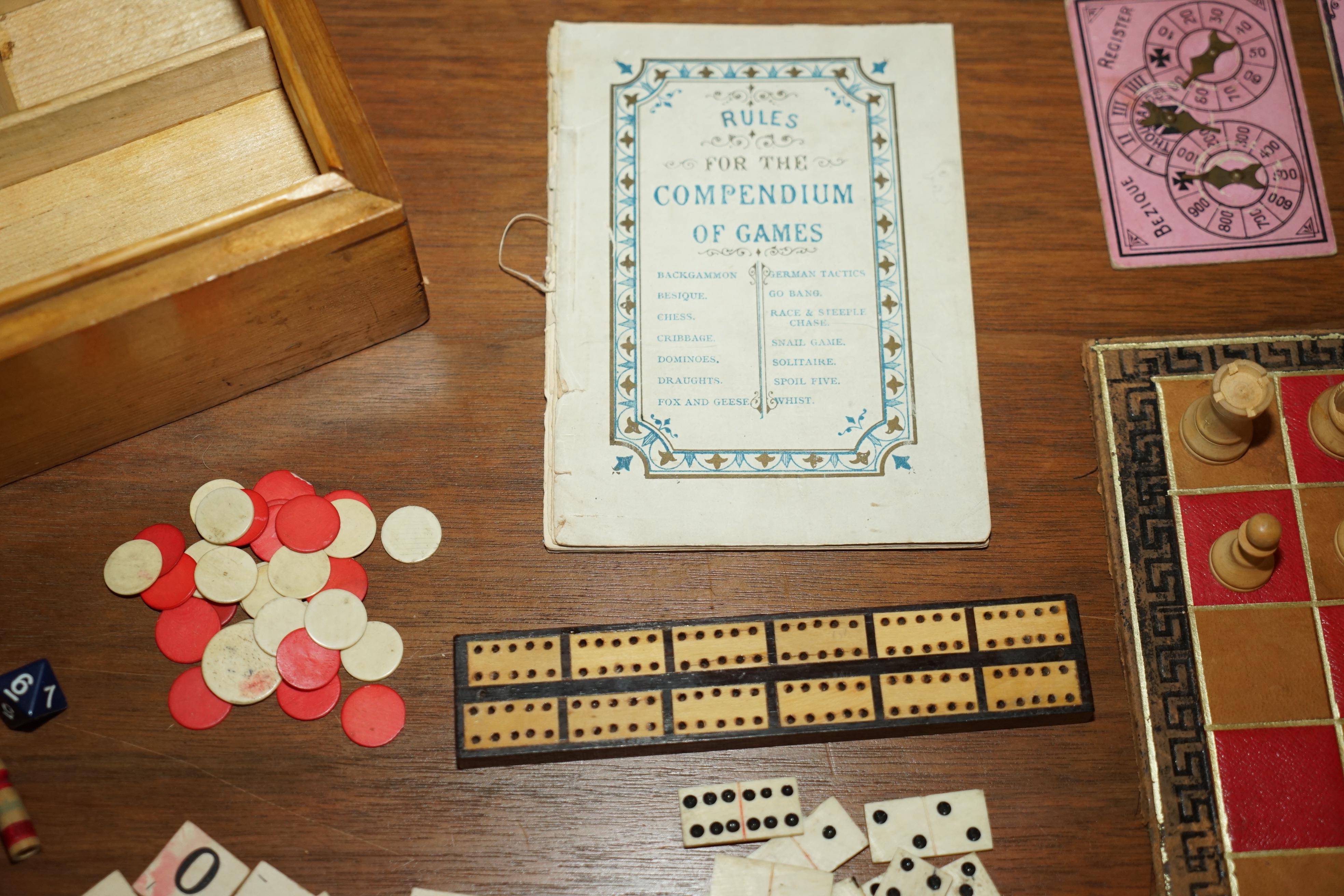Charmant compendium de jeux en noyer de l'époque victorienne (vers 1880) Échecs, courses de chevaux, dés en vente 6