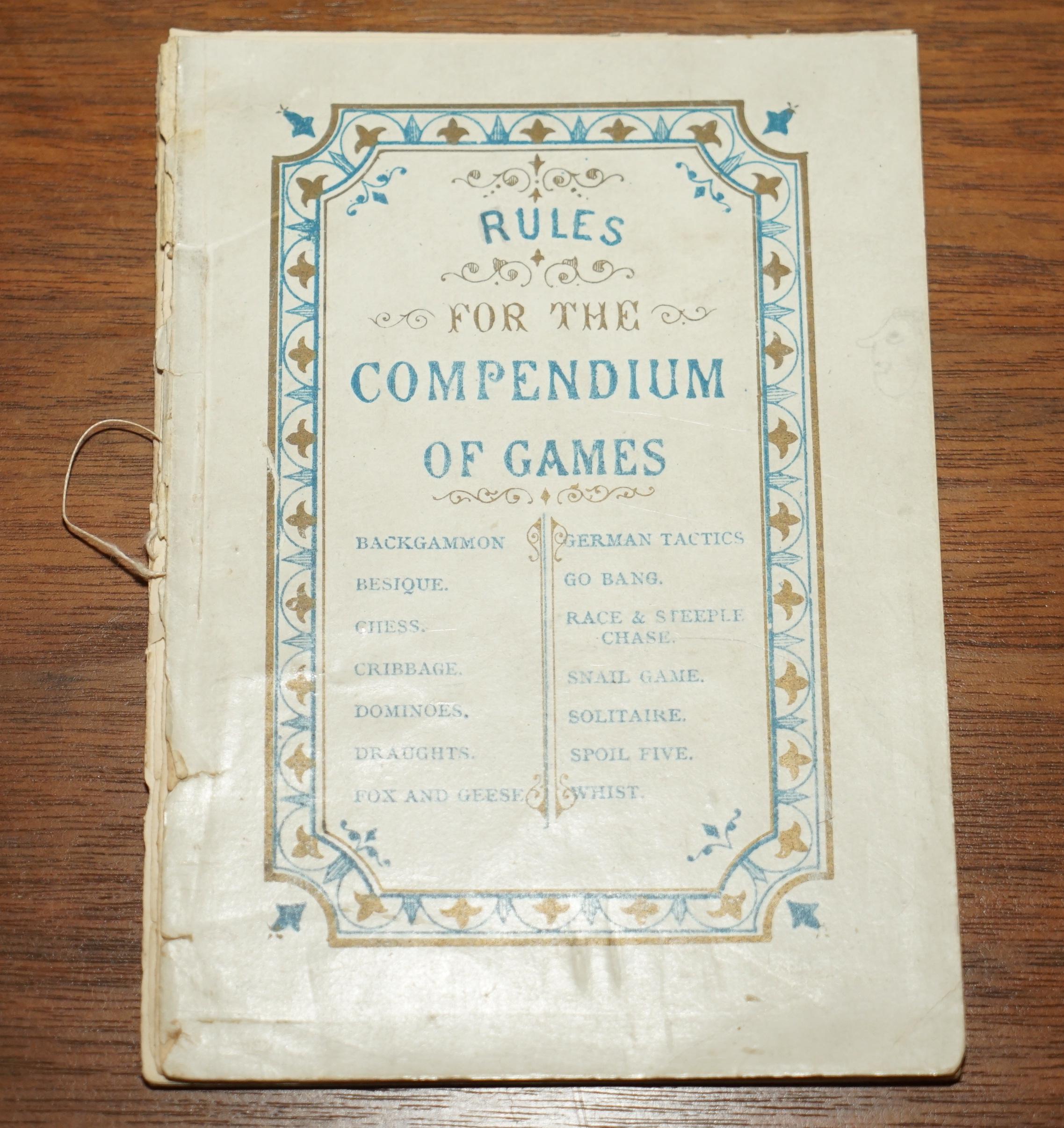 Charmant compendium de jeux en noyer de l'époque victorienne (vers 1880) Échecs, courses de chevaux, dés en vente 7