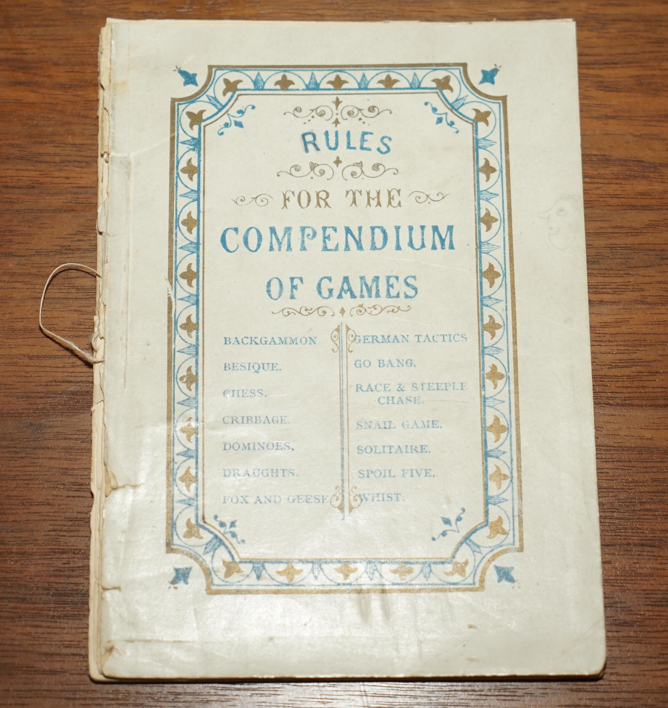 Grazioso gioco in legno di noce del 1880 circa Compendio per scacchi e dadi da corsa per cavalli in vendita 6