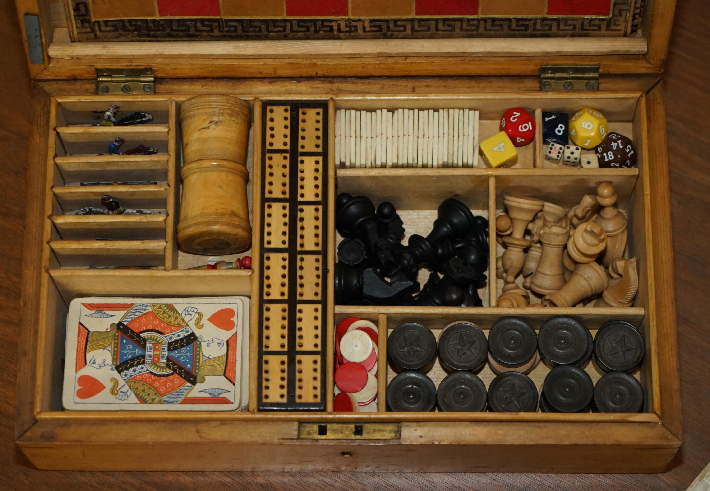 Grazioso gioco in legno di noce del 1880 circa Compendio per scacchi e dadi da corsa per cavalli in vendita 10
