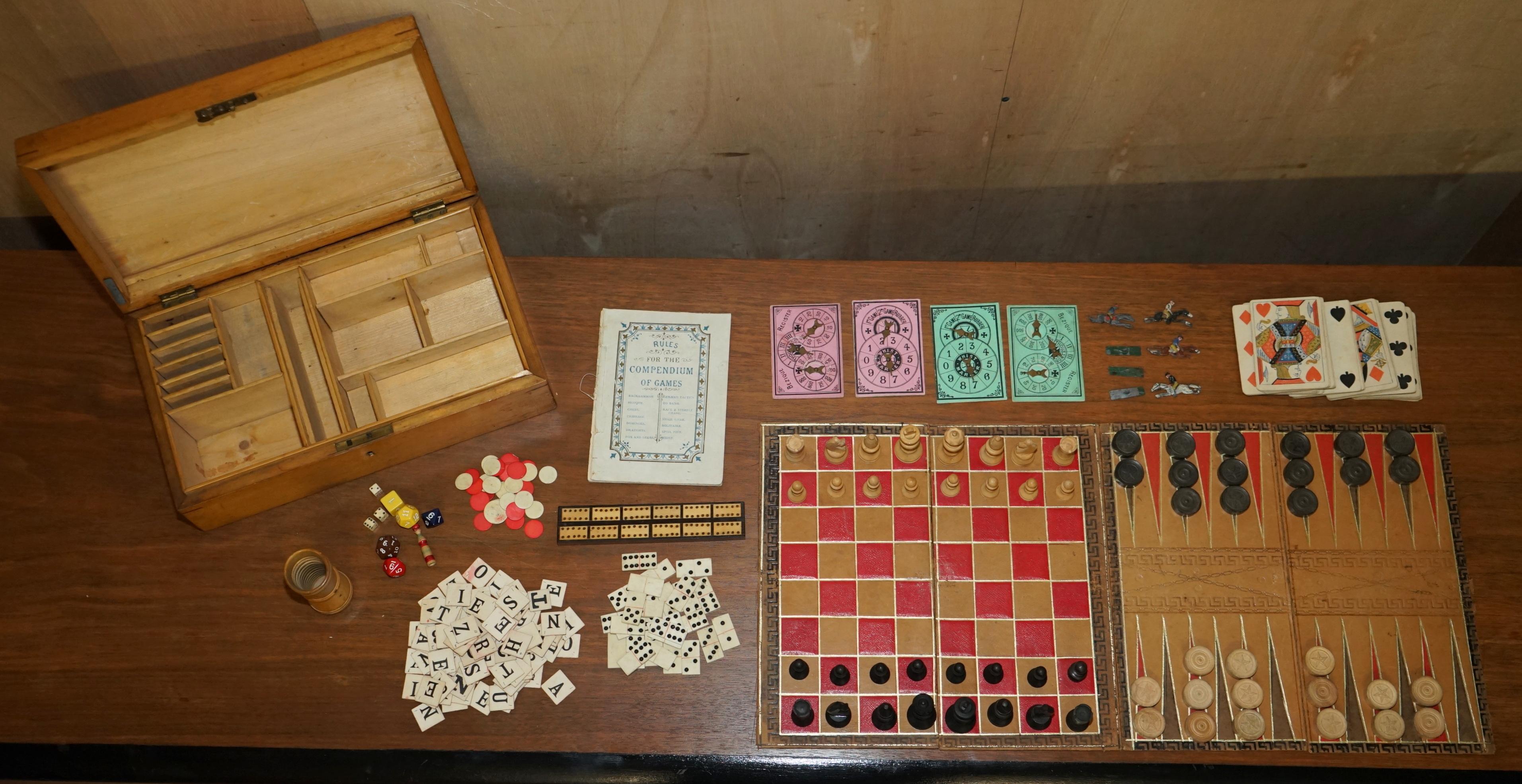 Nous sommes ravis d'offrir à la vente ce compendium original de jeux victoriens avec une suite complète de jeux.

Il s'agit d'un ensemble très bien conçu et très complet, qui comprend un échiquier et ses pièces, un backgammon, un jeu de chevaux