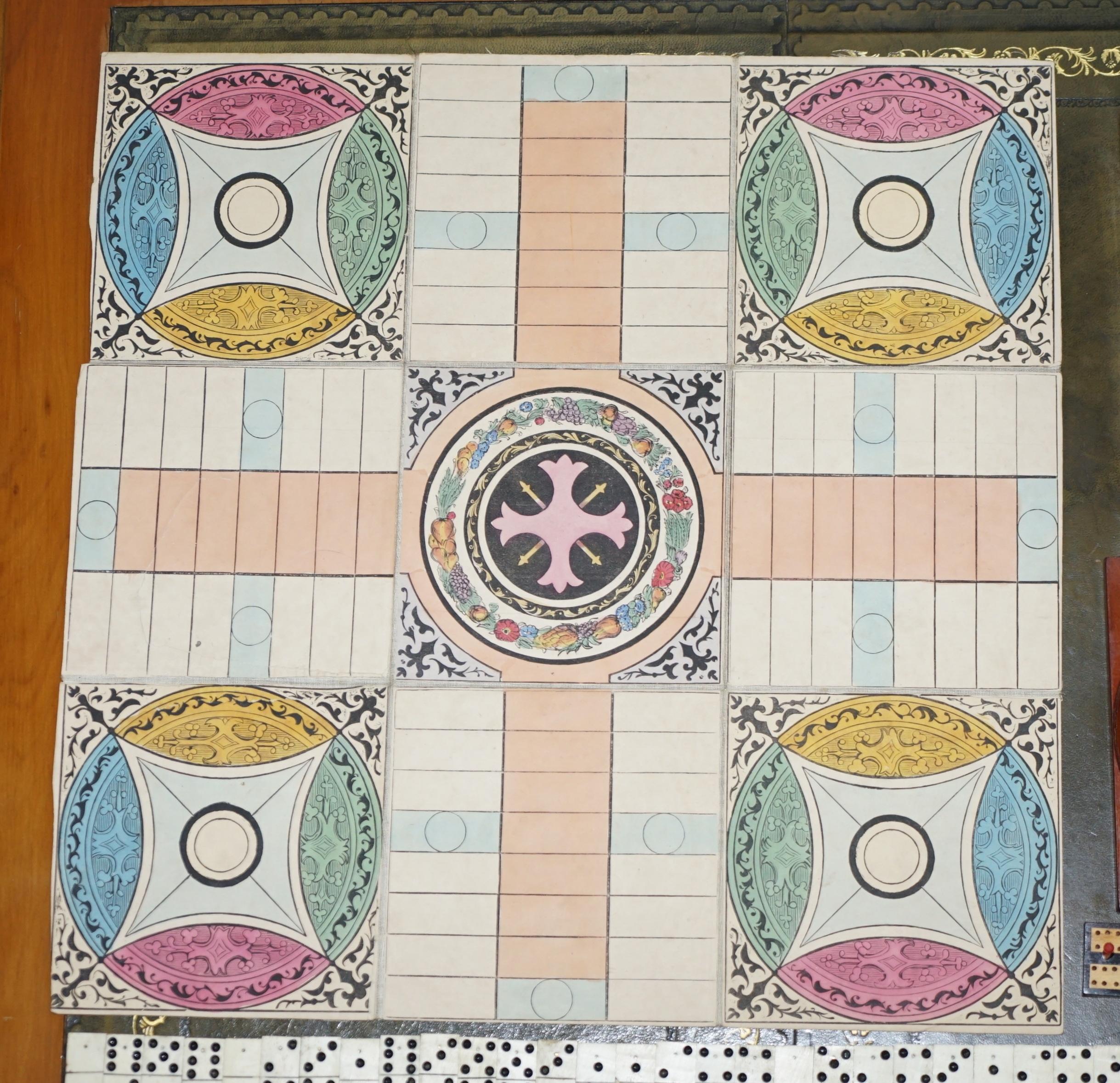 Lovely circa 1890 Victorian Hardwood Games Compendium Chess Horse Racing Dice In Good Condition For Sale In West Sussex, Pulborough