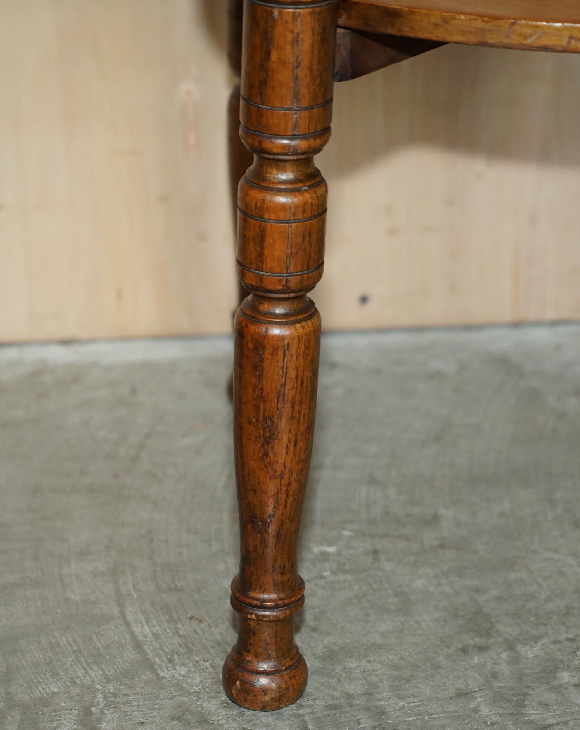 Fait main Jolie table d'appoint en chêne anglaise datant d'environ 1900 avec des pieds tournés et une belle et riche patine en vente