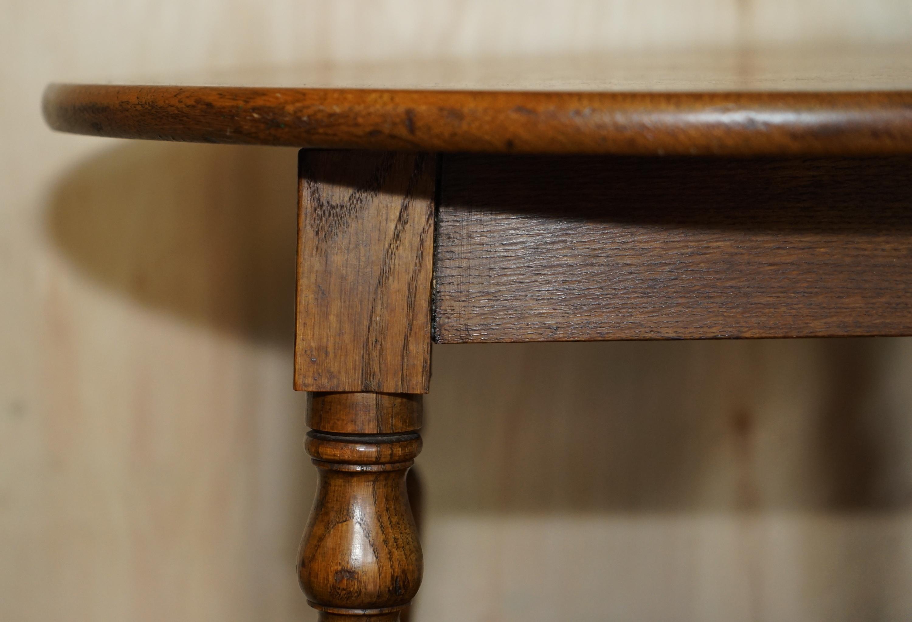 Début du 20ème siècle Jolie table d'appoint en chêne anglaise datant d'environ 1900 avec des pieds tournés et une belle et riche patine en vente