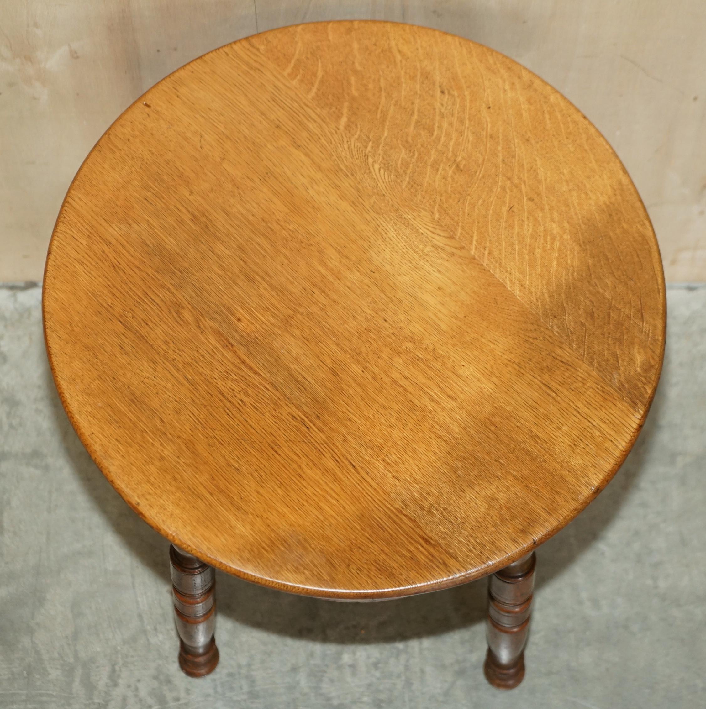 Lovely circa 1900 English Oak Side Table with Turned Legs and a Nice Rich Patina For Sale 2