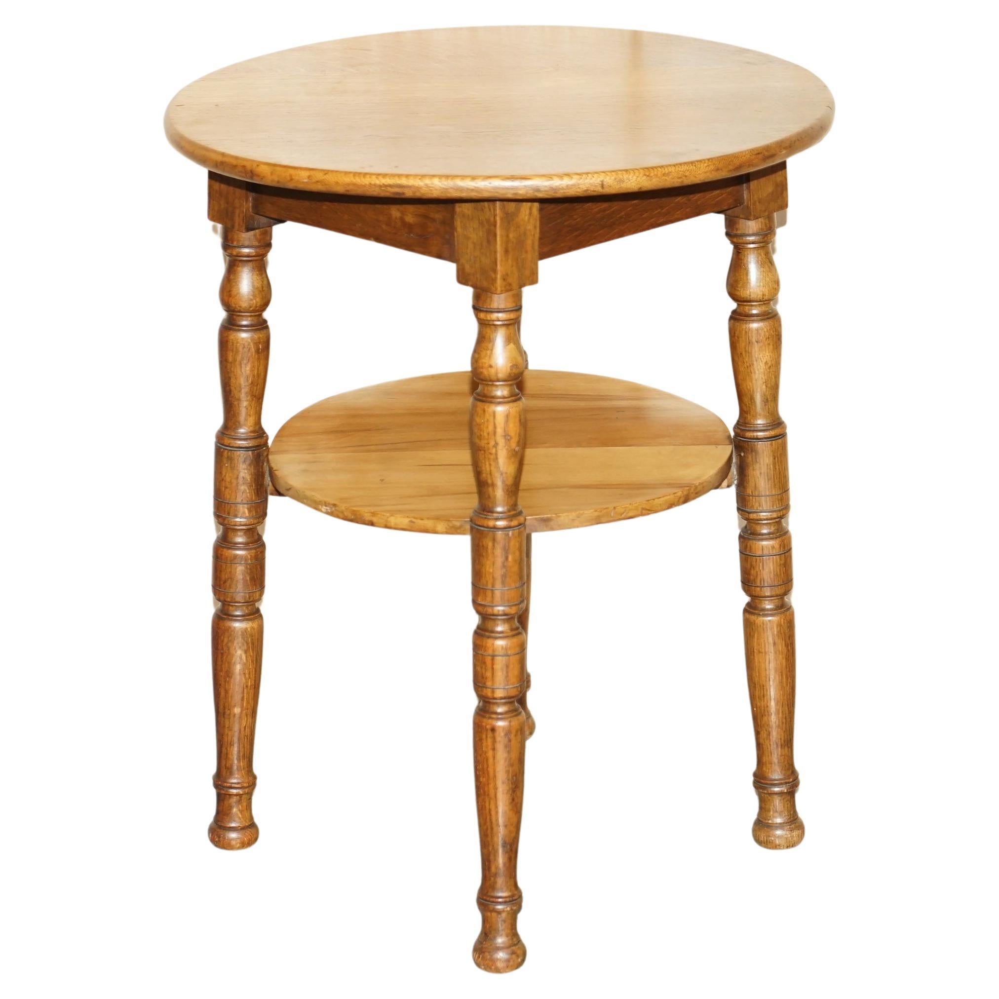 Jolie table d'appoint en chêne anglaise datant d'environ 1900 avec des pieds tournés et une belle et riche patine en vente