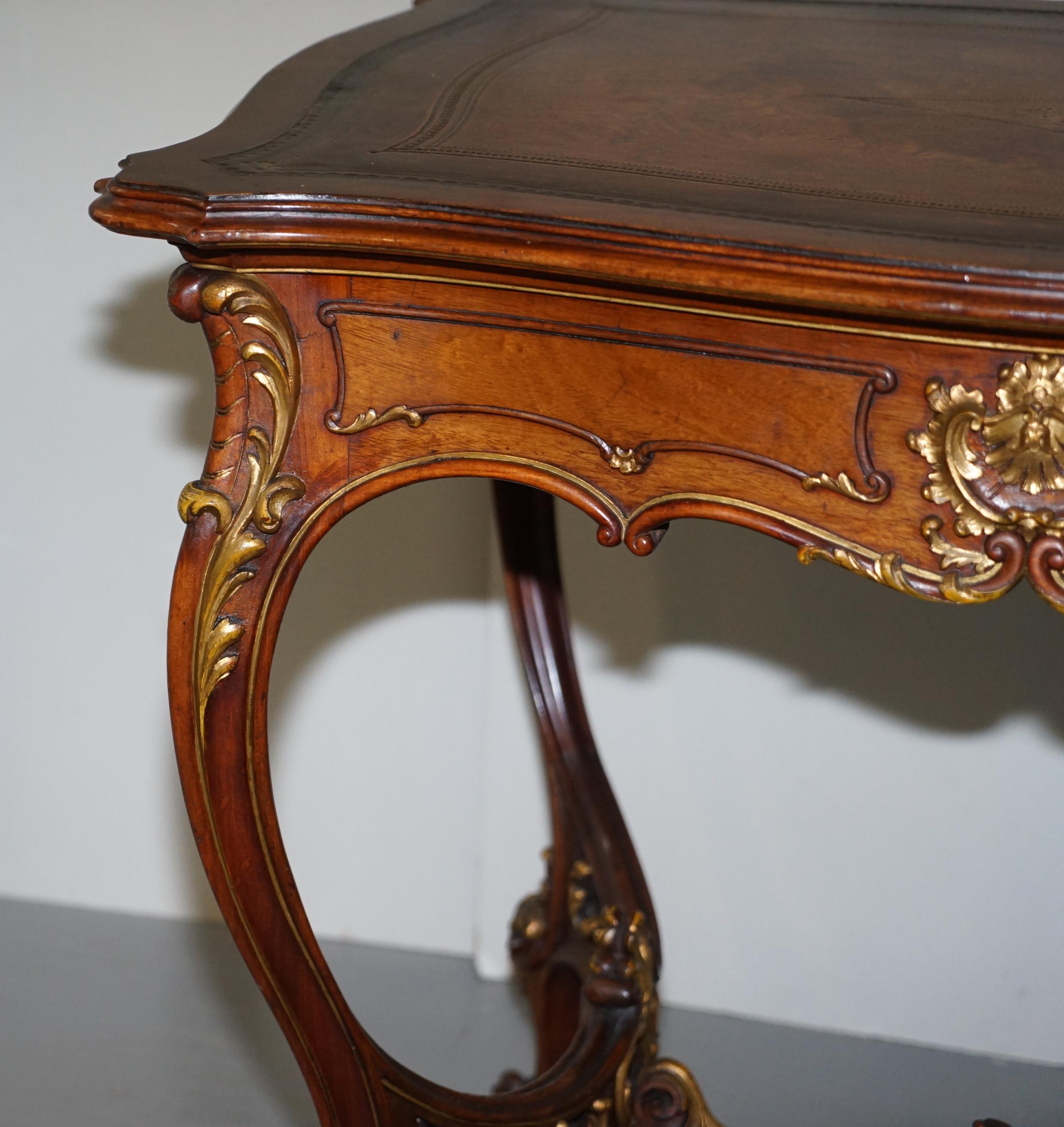 Ravissante table de bureau française de la fin de l'ère victorienne en pin brun et cuir doré, datant d'environ 1900 en vente 3