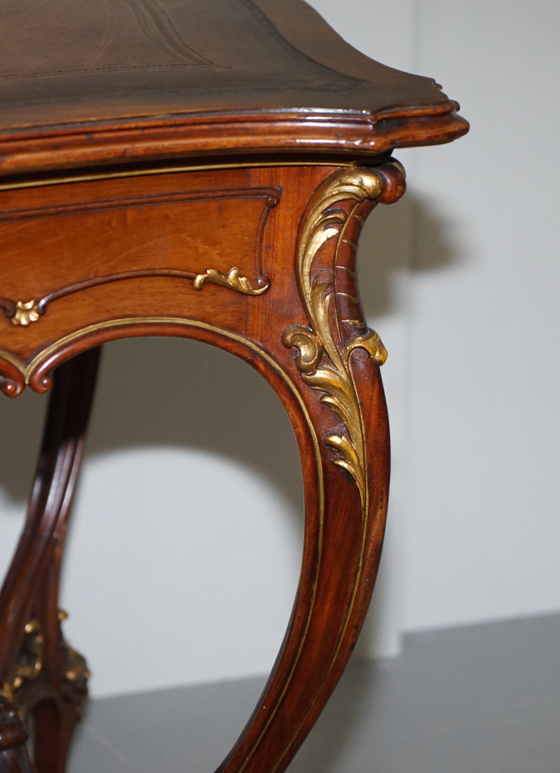 Lovely circa 1900 Late Victorian French Pine Brown Leather Gold Gilt Desk Table For Sale 8