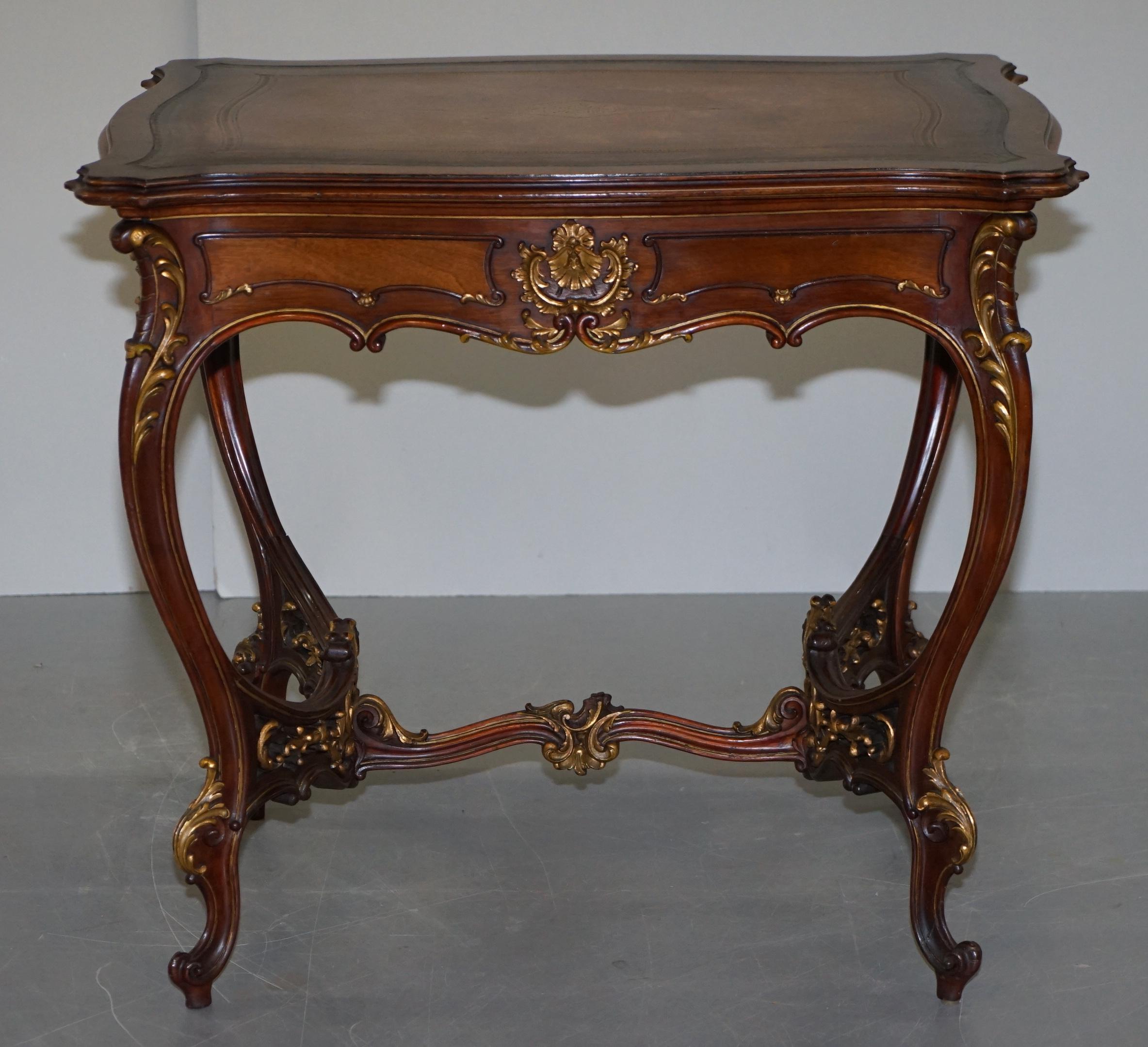 Ravissante table de bureau française de la fin de l'ère victorienne en pin brun et cuir doré, datant d'environ 1900 en vente 10