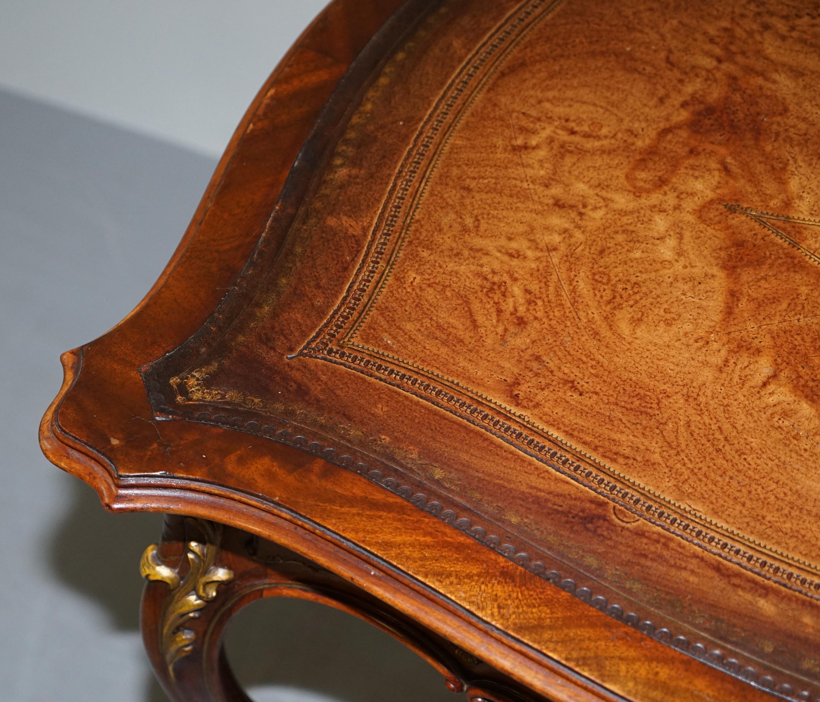 Fait main Ravissante table de bureau française de la fin de l'ère victorienne en pin brun et cuir doré, datant d'environ 1900 en vente