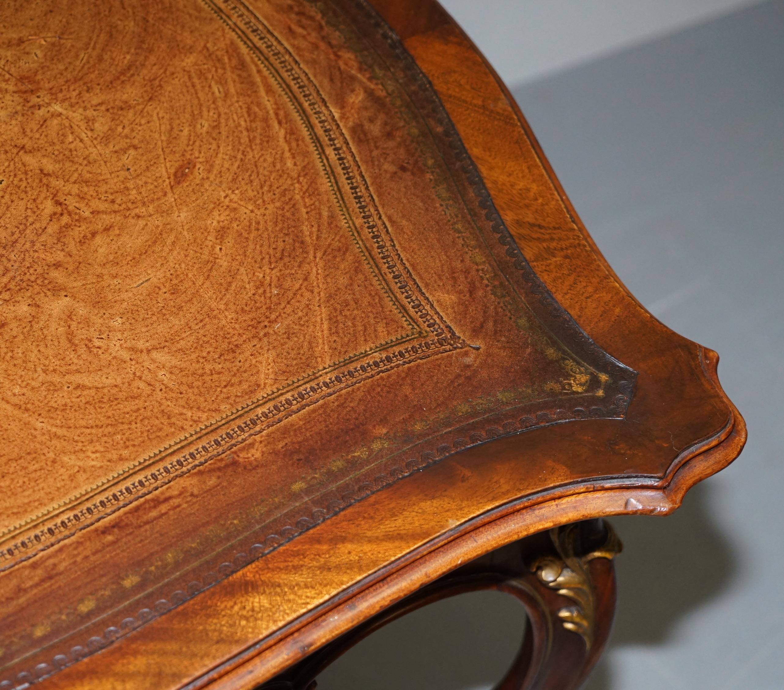 Début du 20ème siècle Ravissante table de bureau française de la fin de l'ère victorienne en pin brun et cuir doré, datant d'environ 1900 en vente