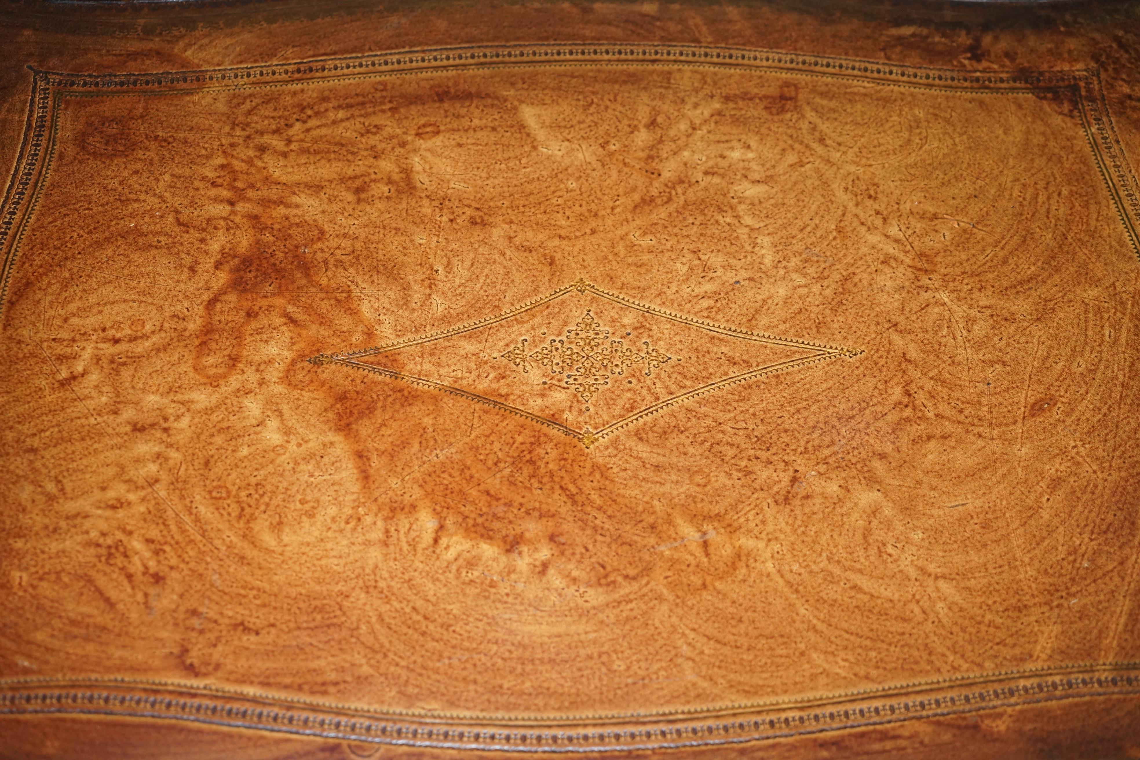 Cuir Ravissante table de bureau française de la fin de l'ère victorienne en pin brun et cuir doré, datant d'environ 1900 en vente