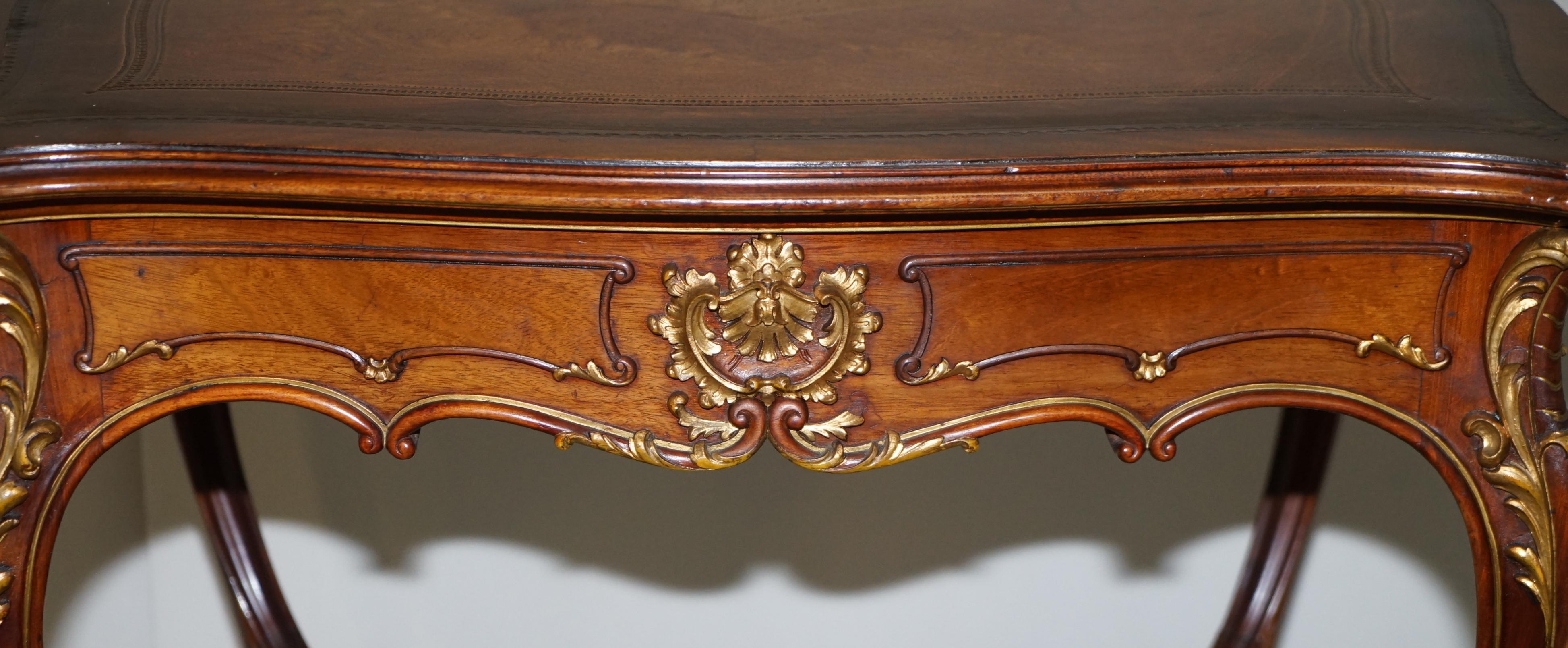 Lovely circa 1900 Late Victorian French Pine Brown Leather Gold Gilt Desk Table For Sale 4