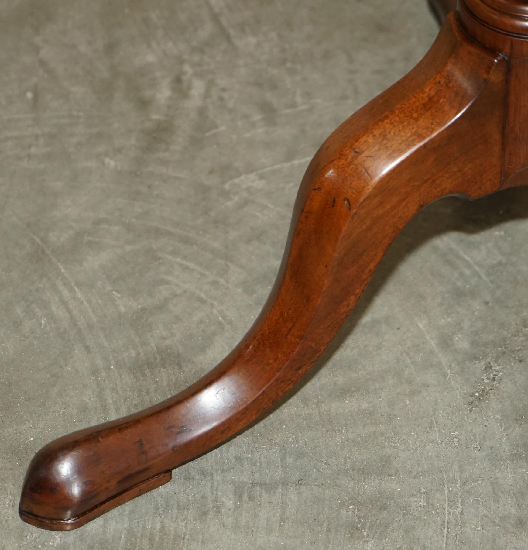 LOVELY CIRCA 1920 FLAMED HARDWOOD PiE CRUST EDGE TRIPOD LAMP SIDE END WINE TABLE For Sale 3