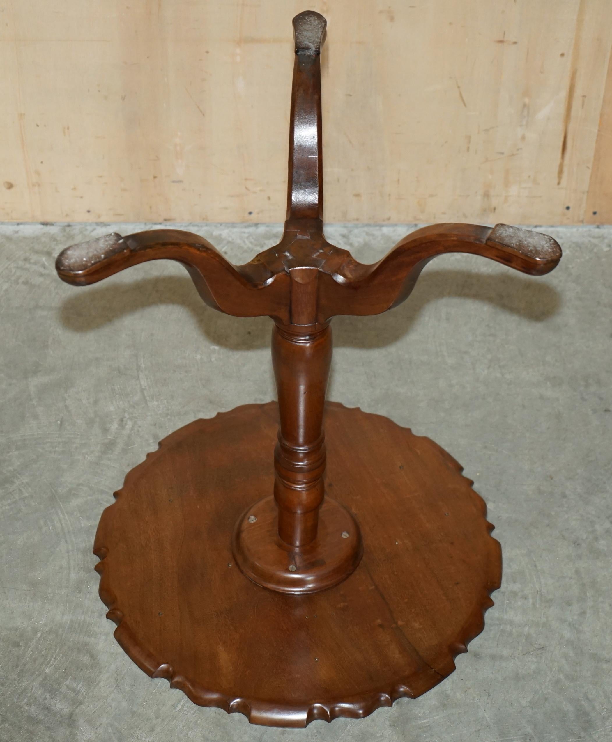 LOVELY CIRCA 1920 FLAMED HARDWOOD PiE CRUST EDGE TRIPOD LAMP SIDE END WINE TABLE For Sale 5
