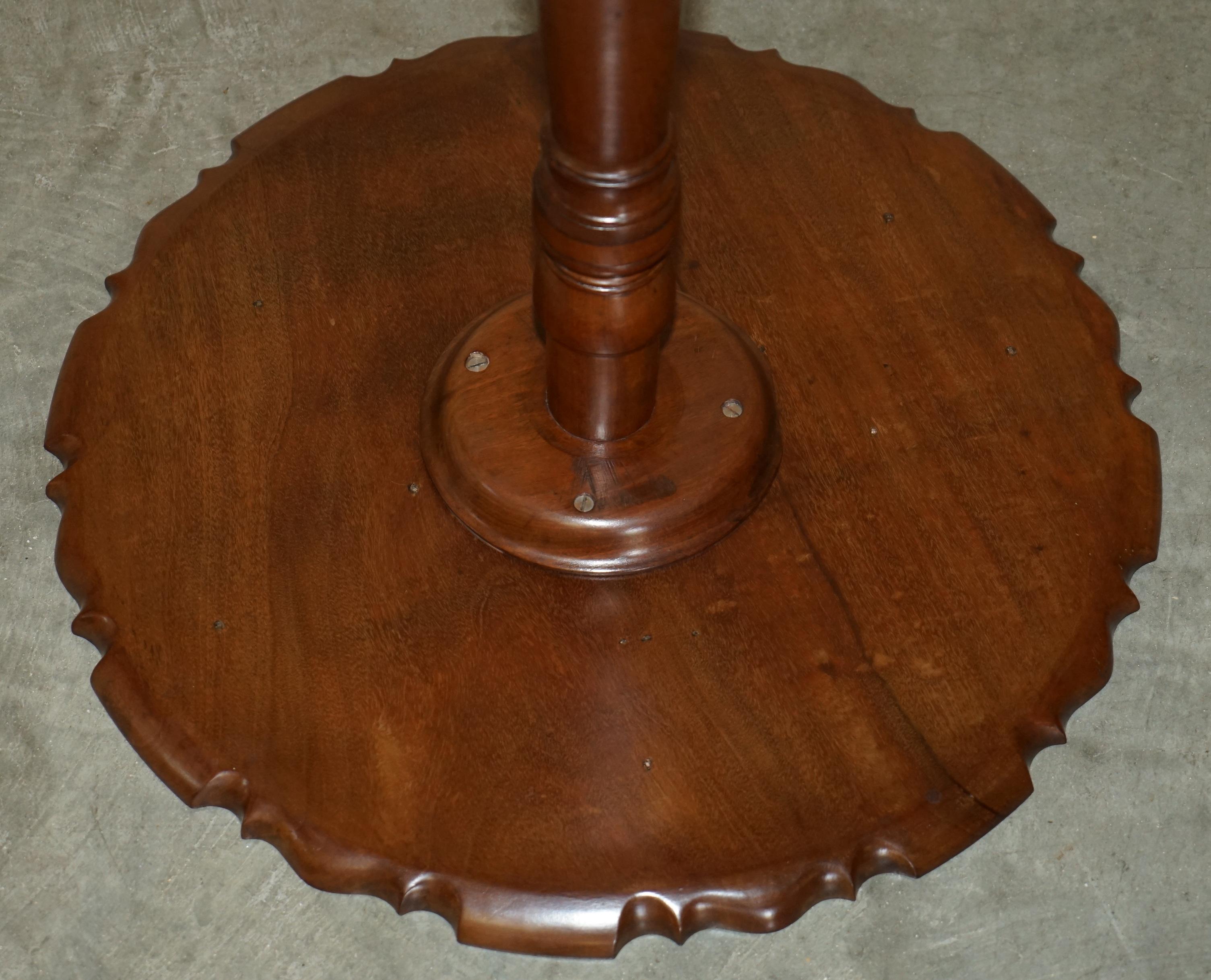 LOVELY CIRCA 1920 FLAMED HARDWOOD PiE CRUST EDGE TRIPOD LAMP SIDE END WINE TABLE For Sale 6