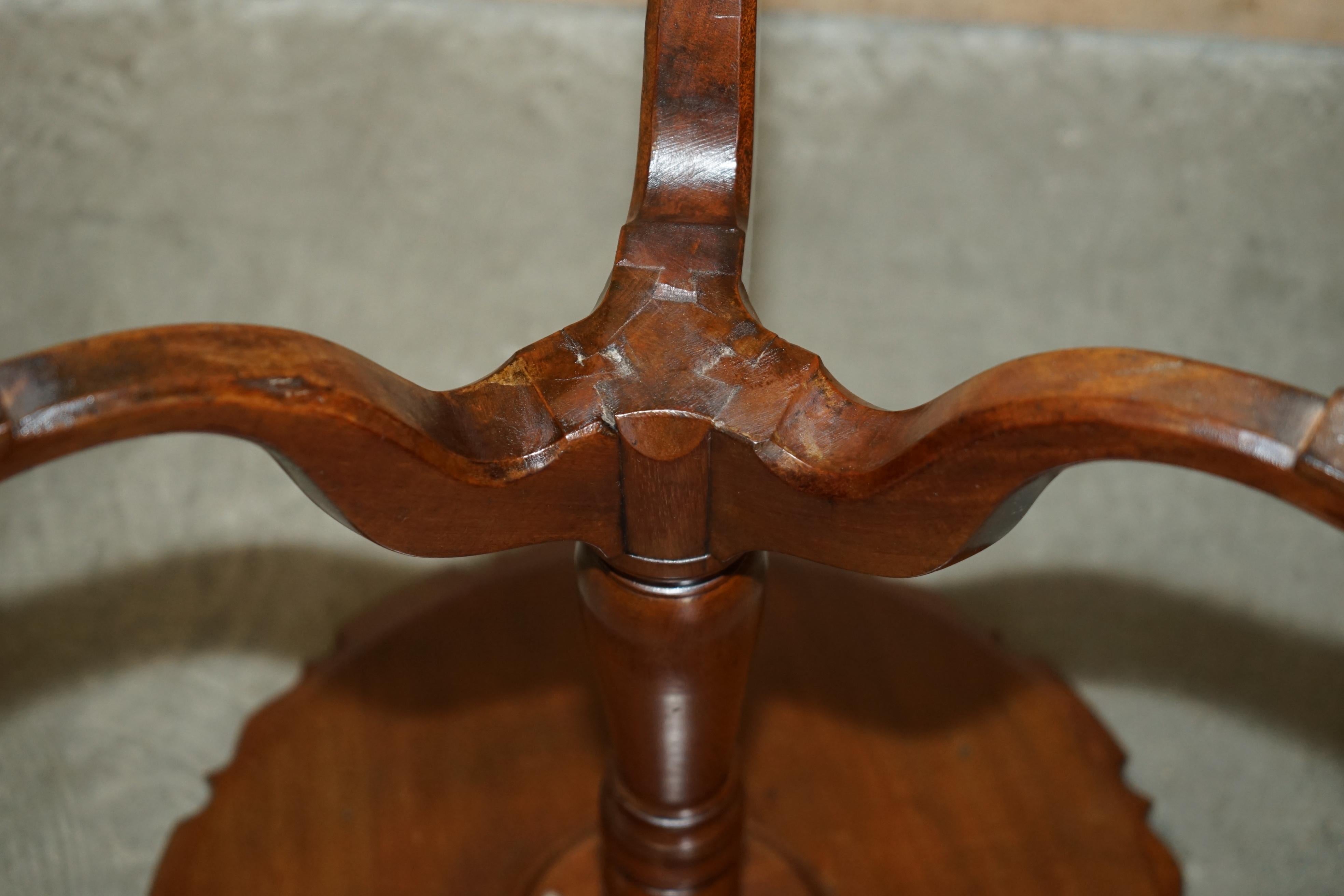 LOVELY CIRCA 1920 FLAMED HARDWOOD PiE CRUST EDGE TRIPOD LAMP SIDE END WINE TABLE For Sale 7