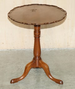 LOVELY CIRCA 1920 FLAMED HARDWOOD PiE CRUST EDGE TRIPOD LAMP SIDE END WINE TABLE
