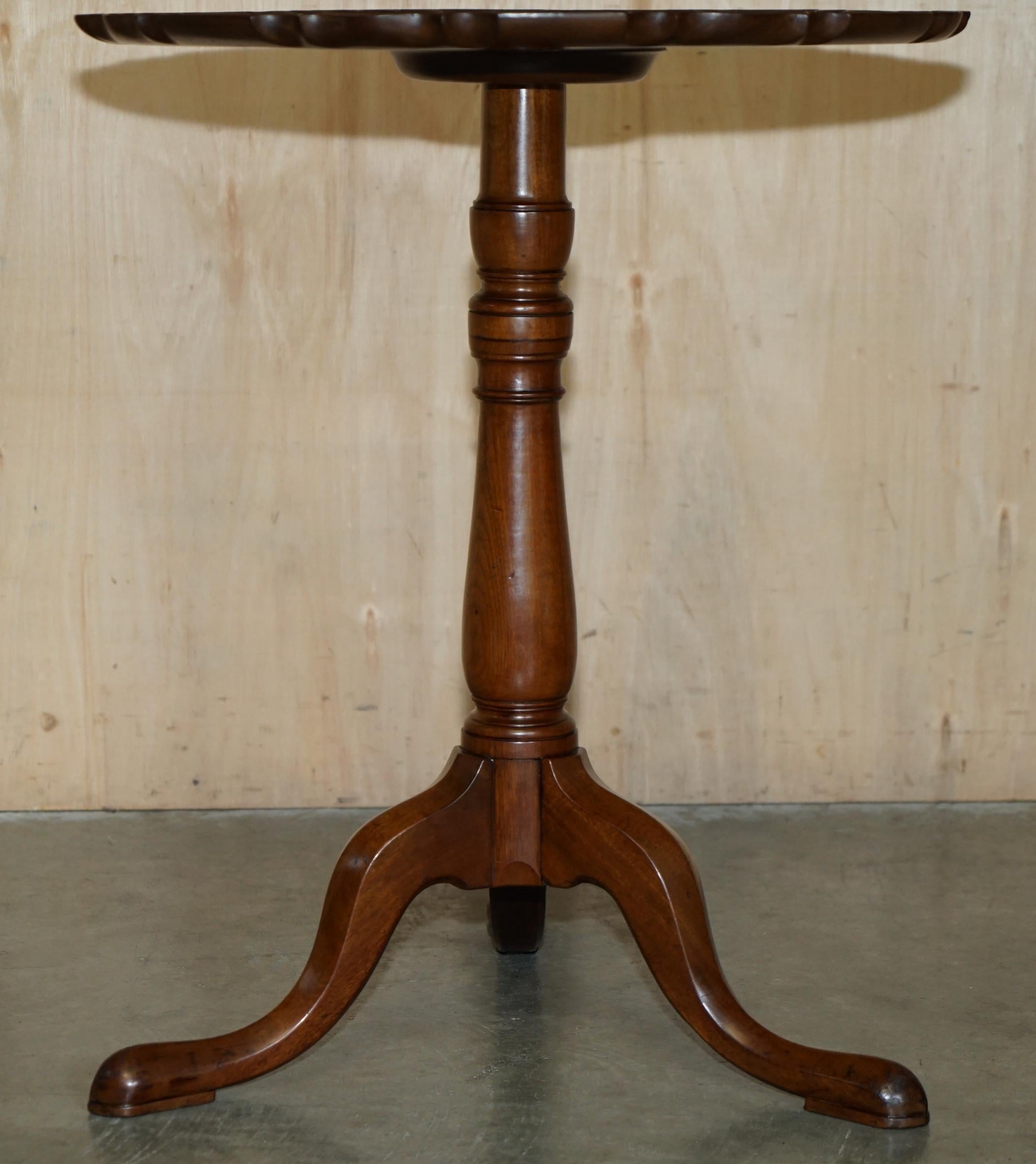 Hardwood LOVELY CIRCA 1920 FLAMED HARDWOOD PiE CRUST EDGE TRIPOD LAMP SIDE END WINE TABLE For Sale