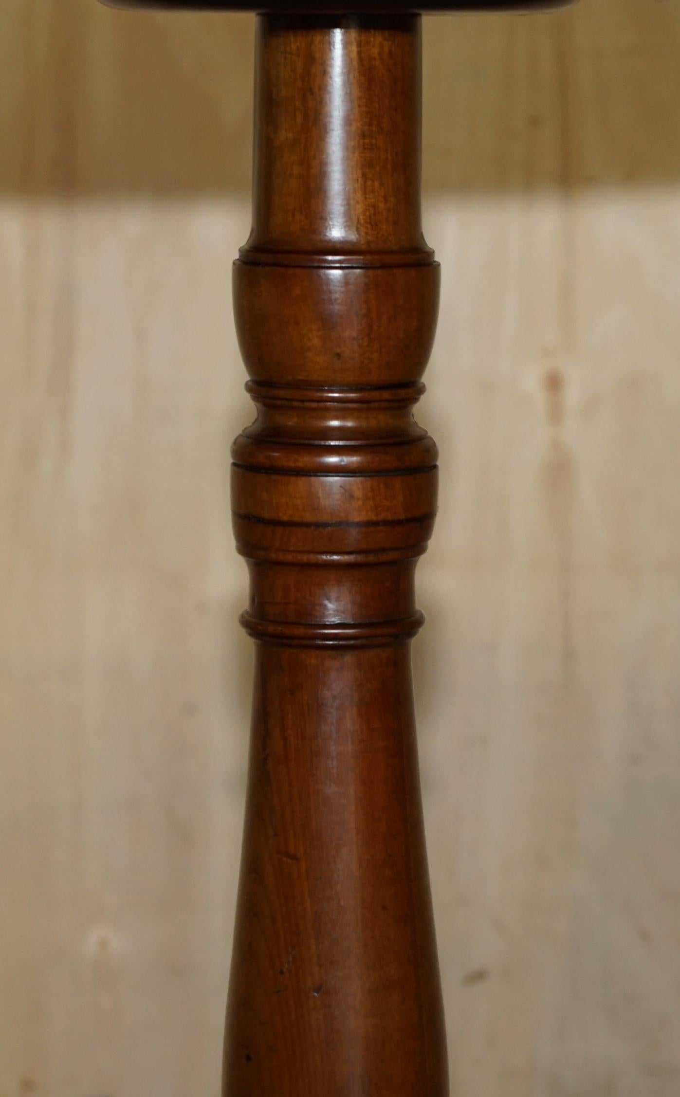 LOVELY CIRCA 1920 FLAMED HARDWOOD PiE CRUST EDGE TRIPOD LAMP SIDE END WINE TABLE For Sale 1