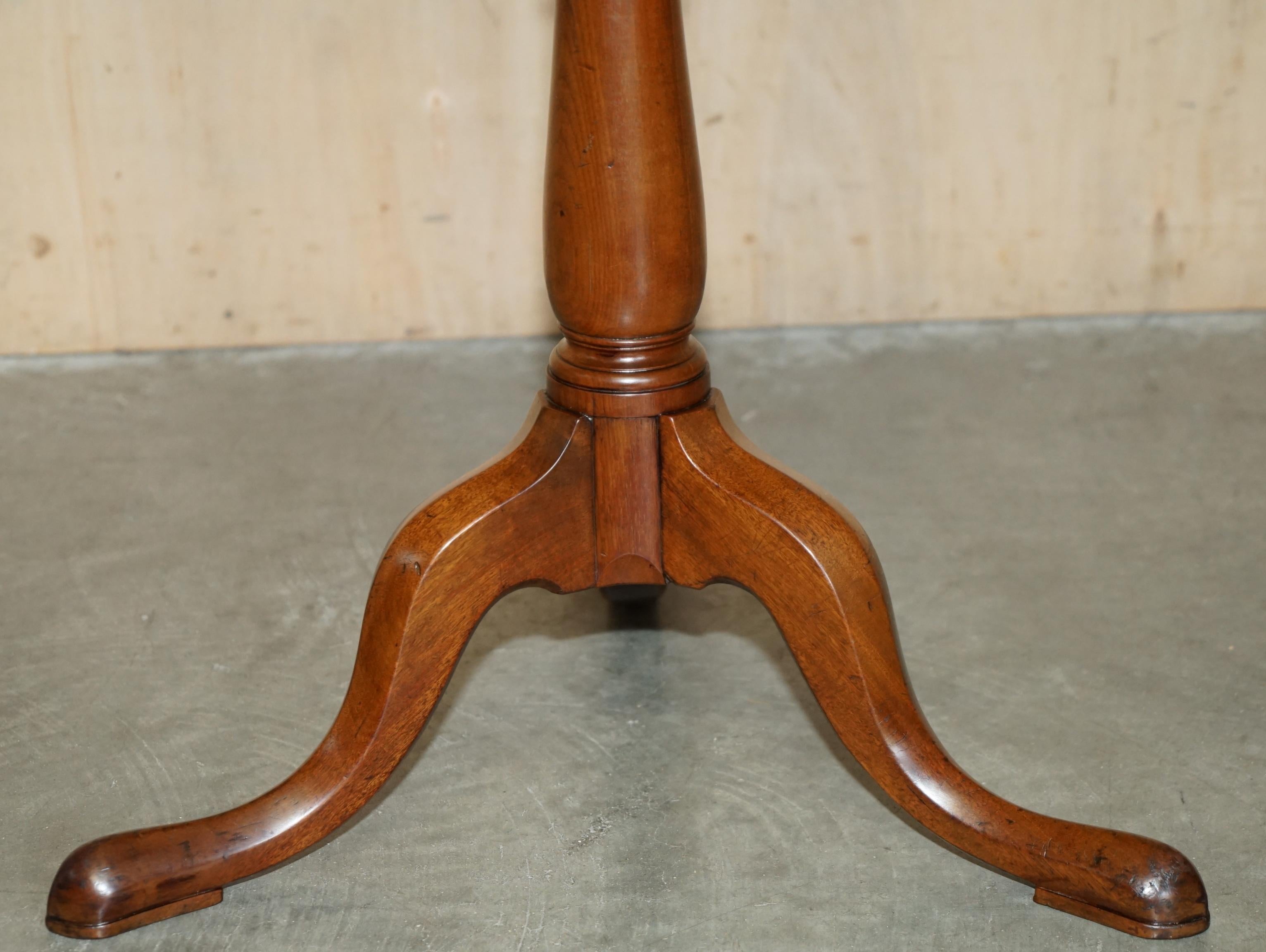 LOVELY CIRCA 1920 FLAMED HARDWOOD PiE CRUST EDGE TRIPOD LAMP SIDE END WINE TABLE For Sale 2