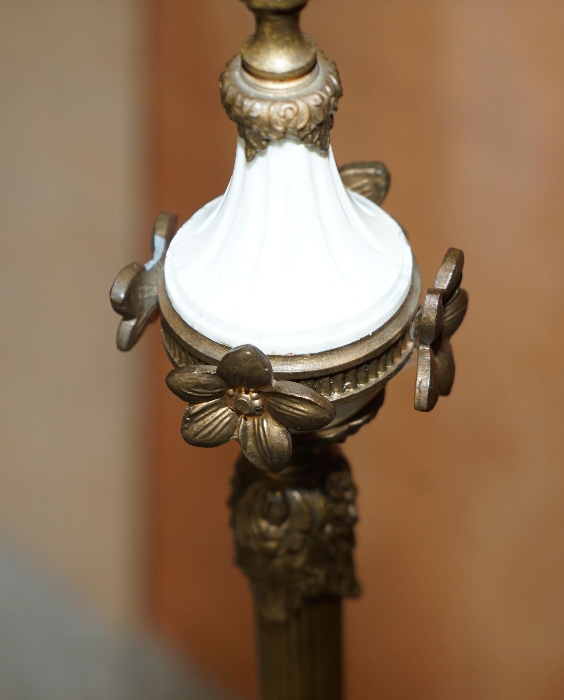 Ravissante lampe sur pied en marbre et laiton datant des années 1920 avec chérubin et ange de putti en vente 5