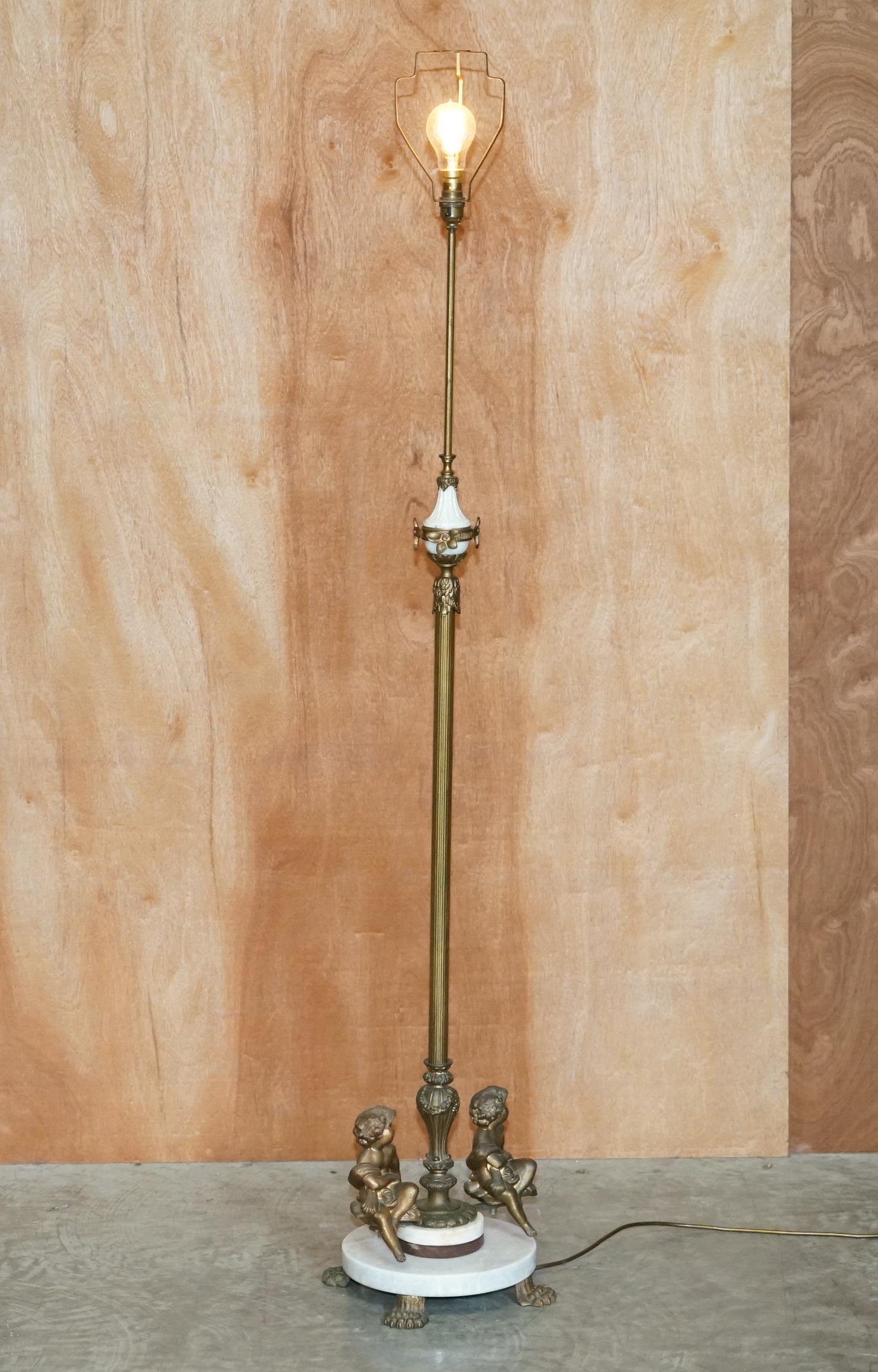 Siamo lieti di offrire in vendita questa deliziosa lampada da terra vintage degli anni '20 circa, che raffigura dei putti seduti su una base di marmo.

Una lampada decorativa e di ottima fattura che abbiamo completamente restaurato per includere
