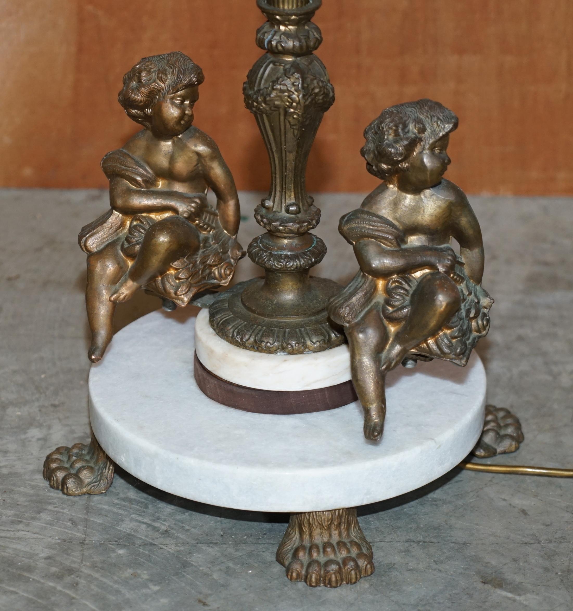 Édouardien Ravissante lampe sur pied en marbre et laiton datant des années 1920 avec chérubin et ange de putti en vente