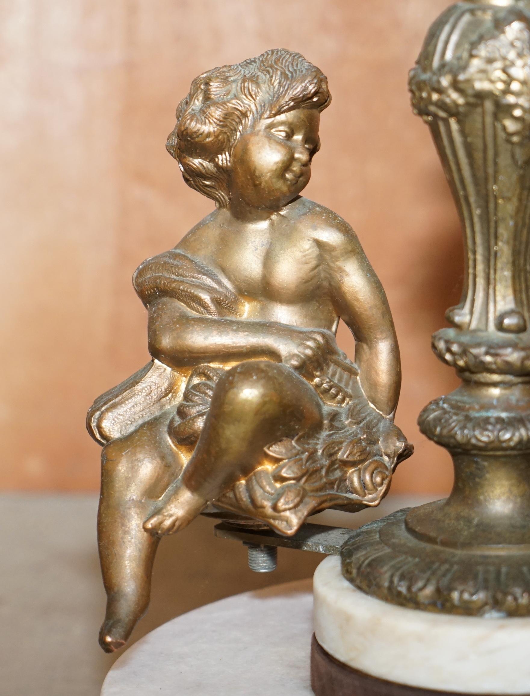 Fait main Ravissante lampe sur pied en marbre et laiton datant des années 1920 avec chérubin et ange de putti en vente