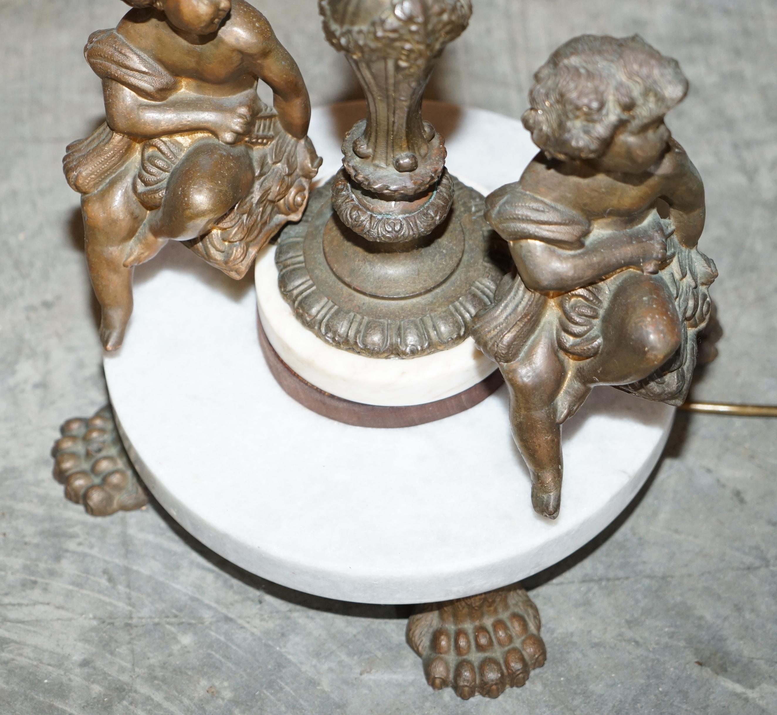 Laiton Ravissante lampe sur pied en marbre et laiton datant des années 1920 avec chérubin et ange de putti en vente