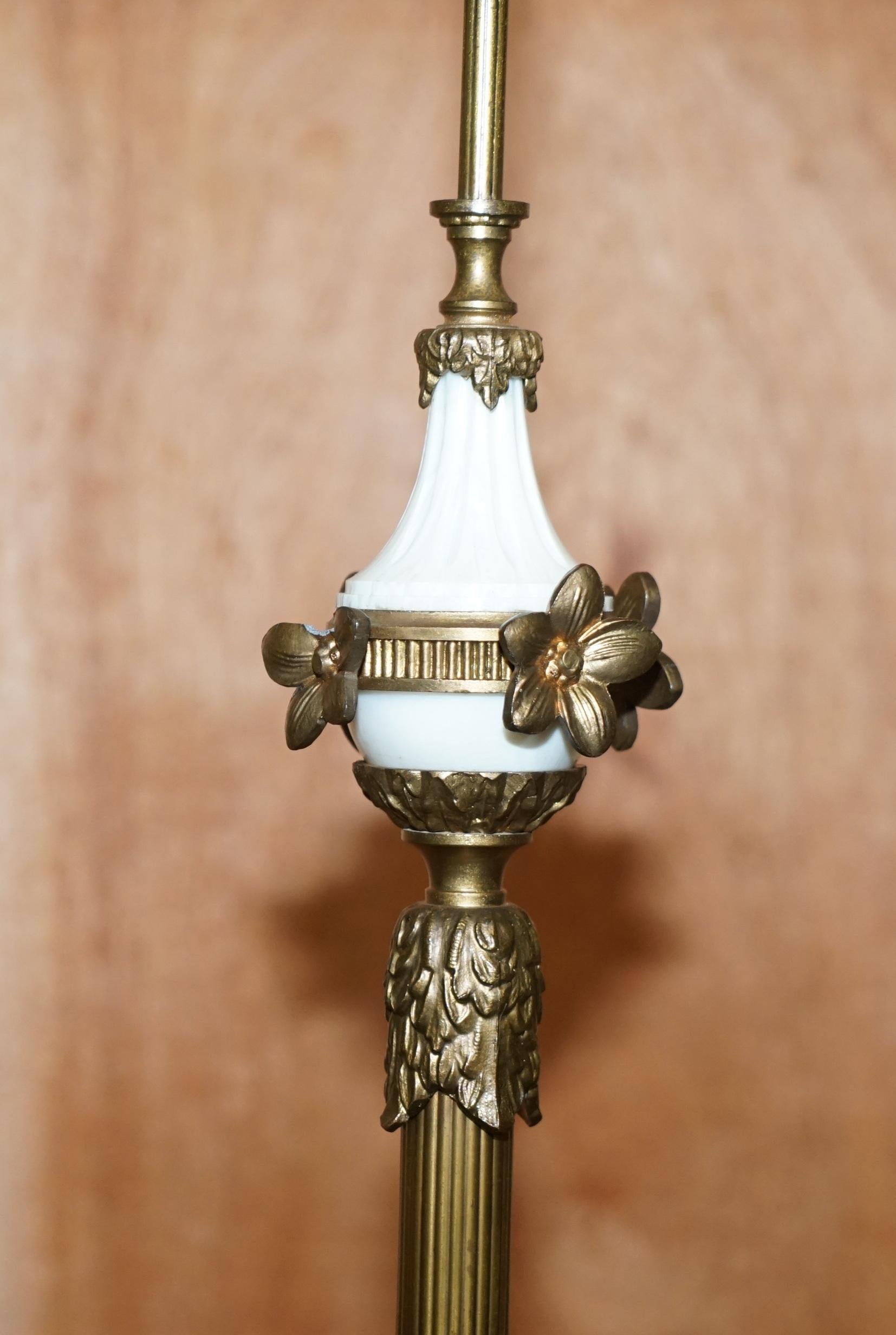 Ravissante lampe sur pied en marbre et laiton datant des années 1920 avec chérubin et ange de putti en vente 1