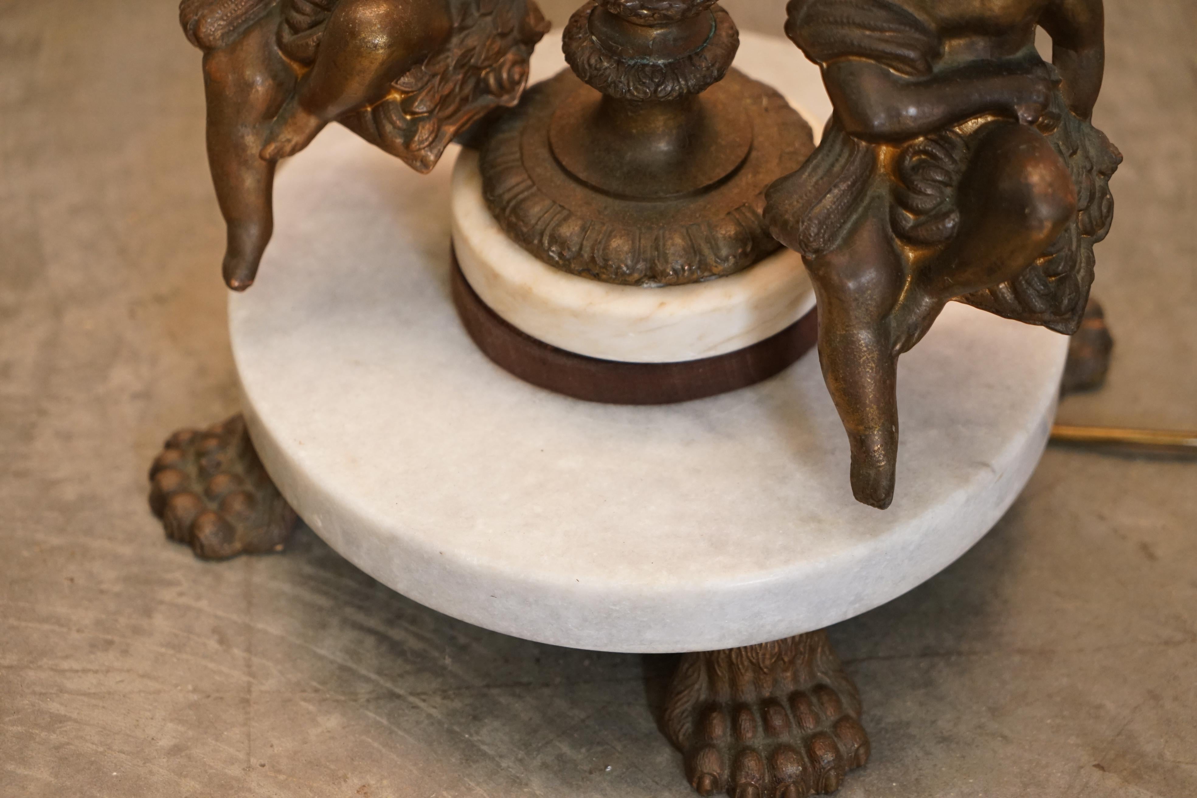 Ottone Graziosa lampada da terra in marmo e ottone del 1920 circa con angelo putti Cherubino in vendita