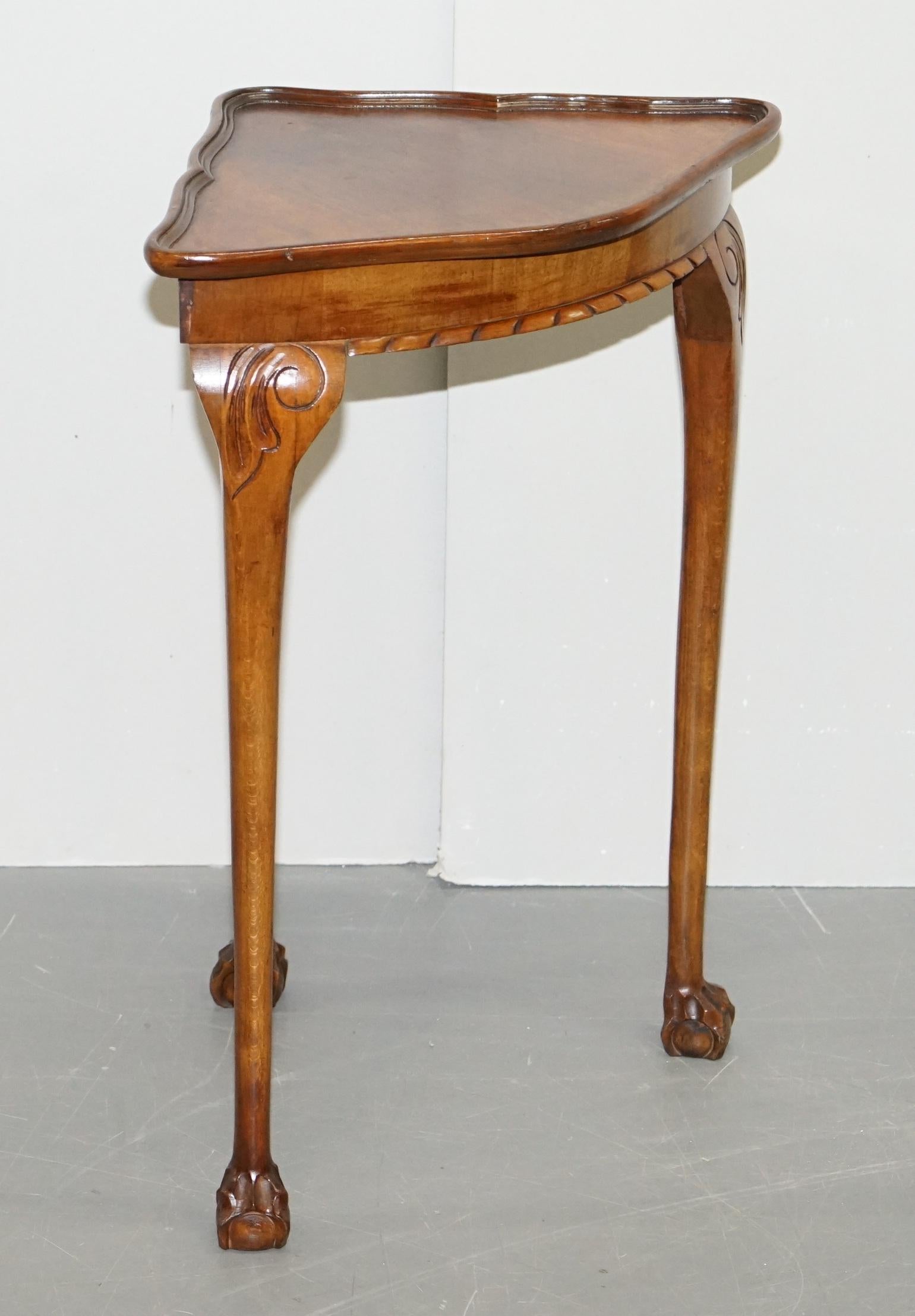 We are delighted to offer for sale this lovely hand circa 1930s Art Deco tall corner side table with ornately carved claw and ball feet

A very good looking, well made and decorative piece, ideally suited as a lamp or plant table

It has a good