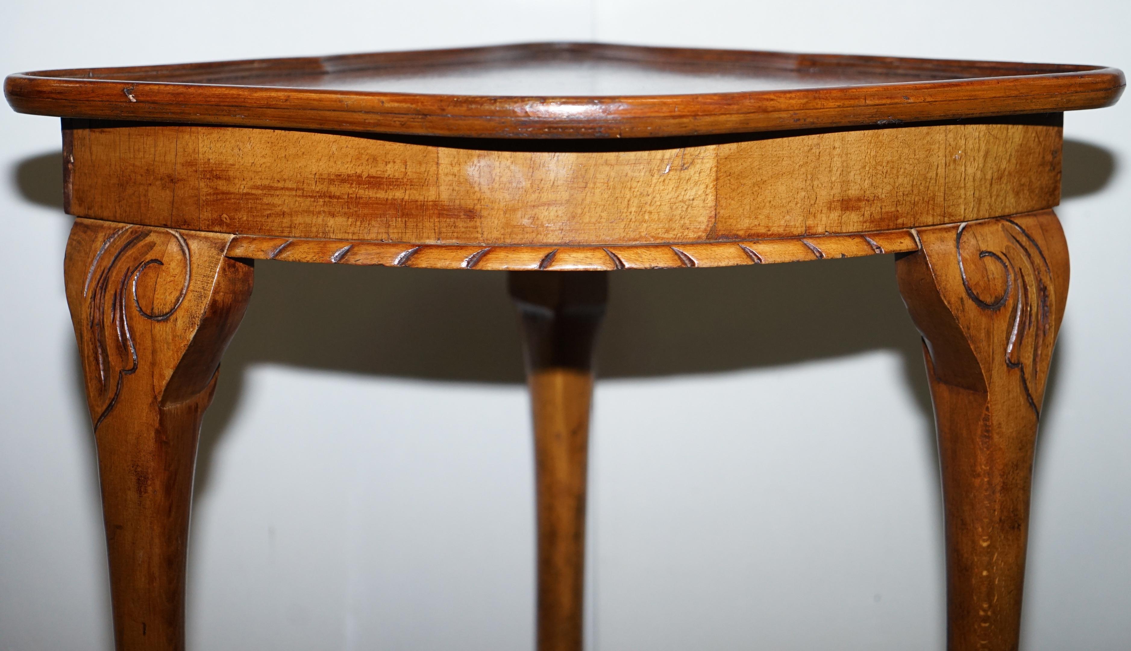 Walnut Lovely circa 1930s Art Deco Claw and Ball Feet Corner Side Lamp Jardiner Table For Sale