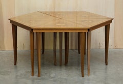 Ravissant ensemble de six tables triangulaires vintage en marqueterie italienne incrustée datant des années 1950 environ