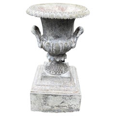 Ravissante urne classique en fonte du 19ème siècle sur socle