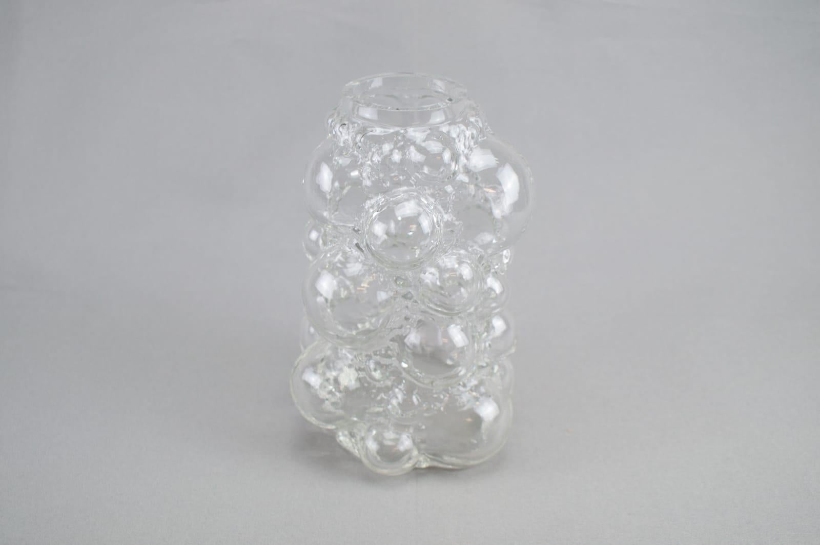 Bulles en verre transparent de différentes tailles. 

Le design de l'ère spatiale à l'état pur.