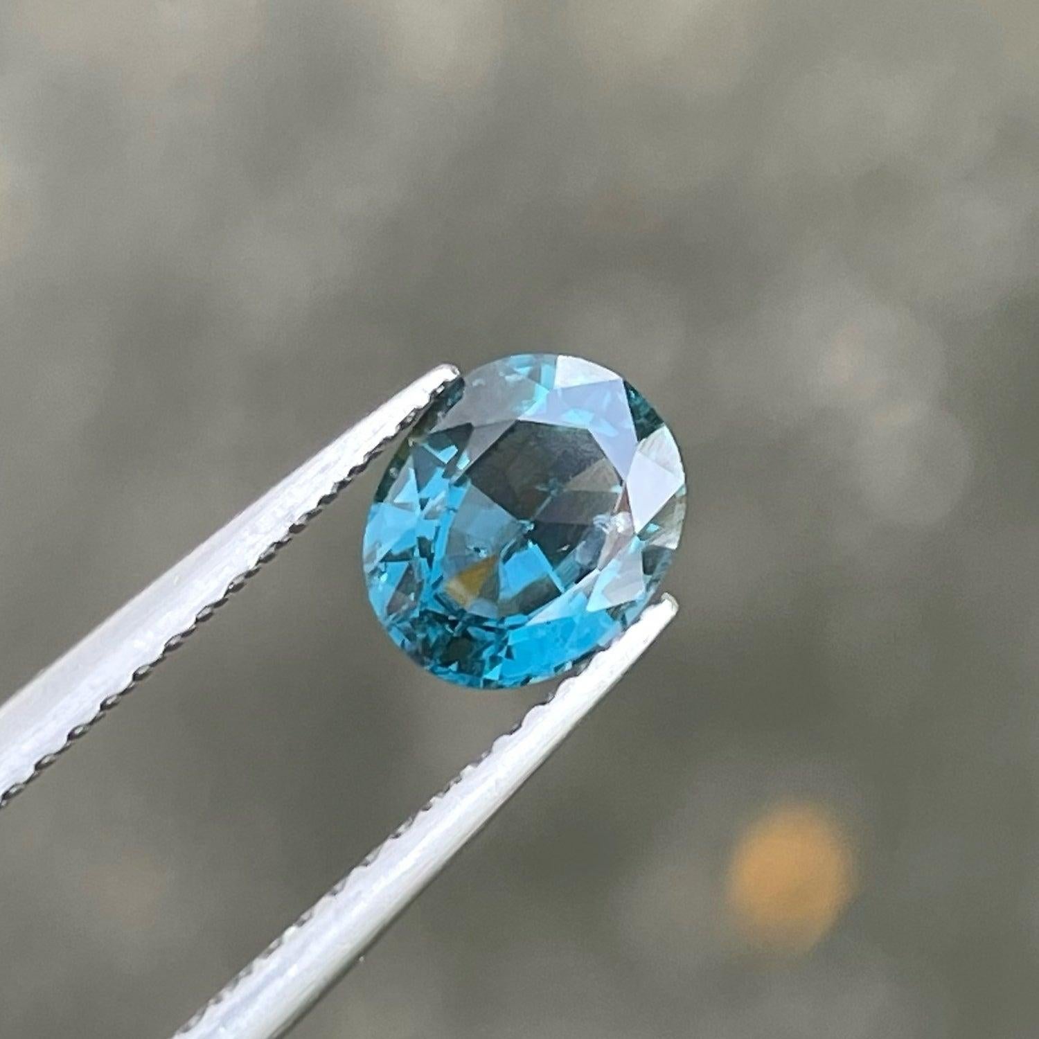 Joli spinelle naturel bleu cobalt de 1,22 carats en provenance du Sri Lanka, merveilleusement taillé en forme ovale, couleur bleue incroyable. Une grande brillance. Cette pierre précieuse est de pureté VVS.

Informations sur le produit :
TYPE DE