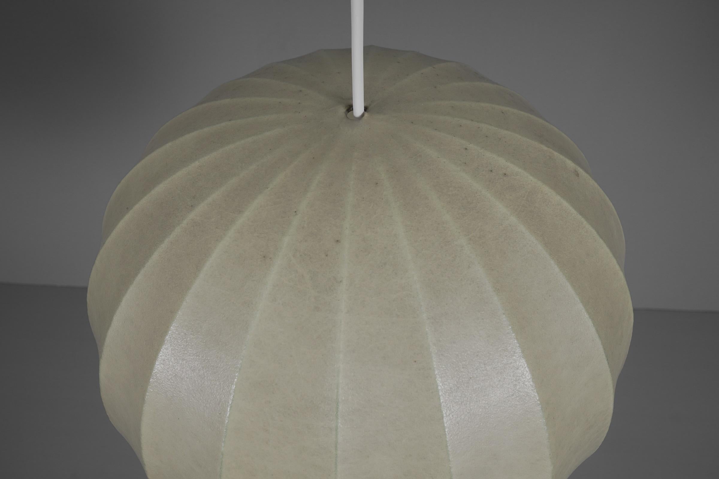 Lovely Cocoon Ball Hanging Lamp, 1960s Italy In Good Condition For Sale In Nürnberg, Bayern