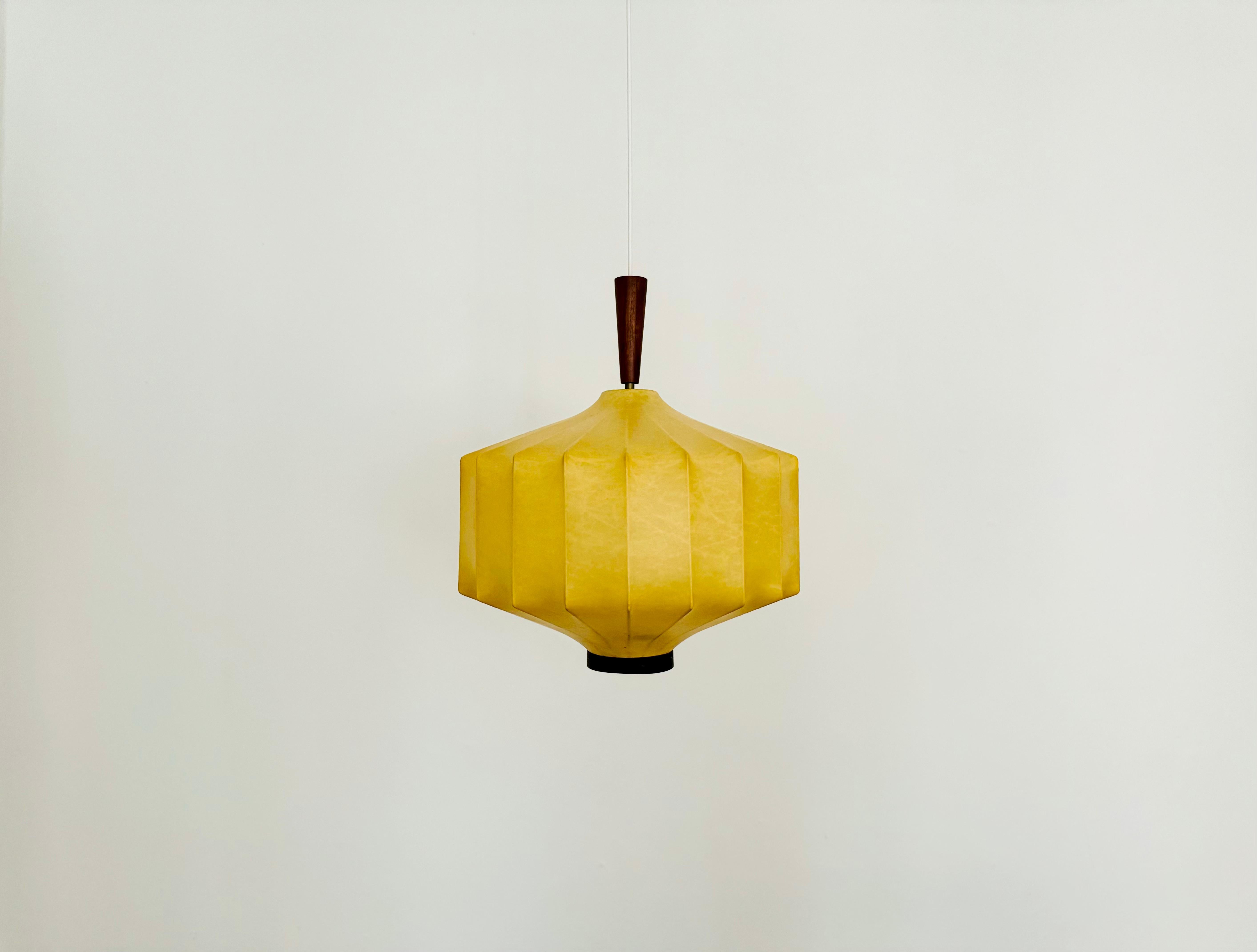 Bellissima lampada a sospensione Cocoon degli anni '1950.
Design meraviglioso e contemporaneo.
Un punto di forza per ogni stanza.
Adoro i dettagli in legno di teak.
Si crea una luce accogliente.

Condizioni:

Condizioni vintage molto buone con