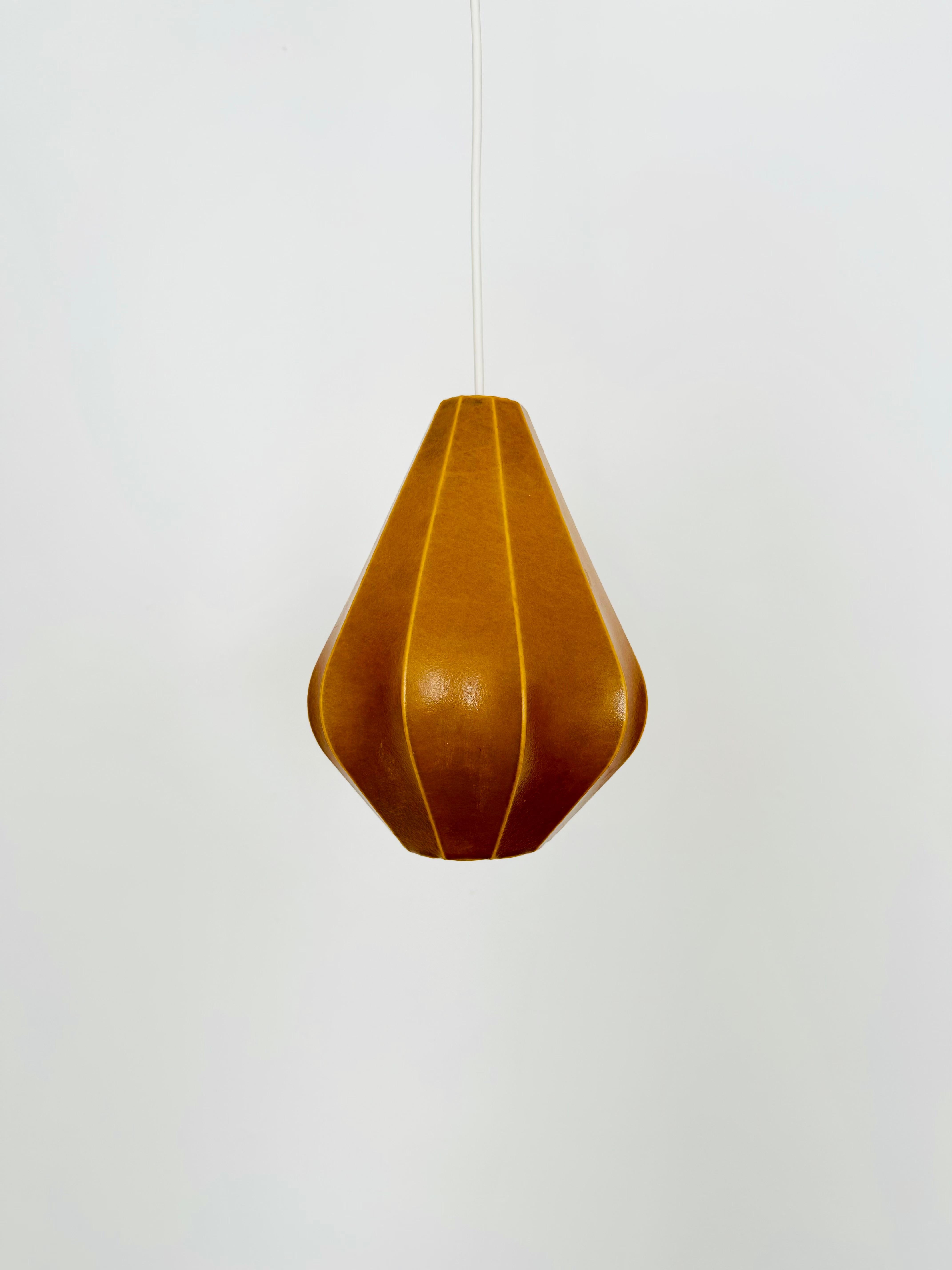 Piccole lampade a sospensione a bozzolo molto belle degli anni '50.
Design meraviglioso e contemporaneo.
Un punto di forza per ogni stanza.

Condizioni:

Condizioni vintage molto buone con minimi segni di usura legati all'età.
Patina.
La struttura
