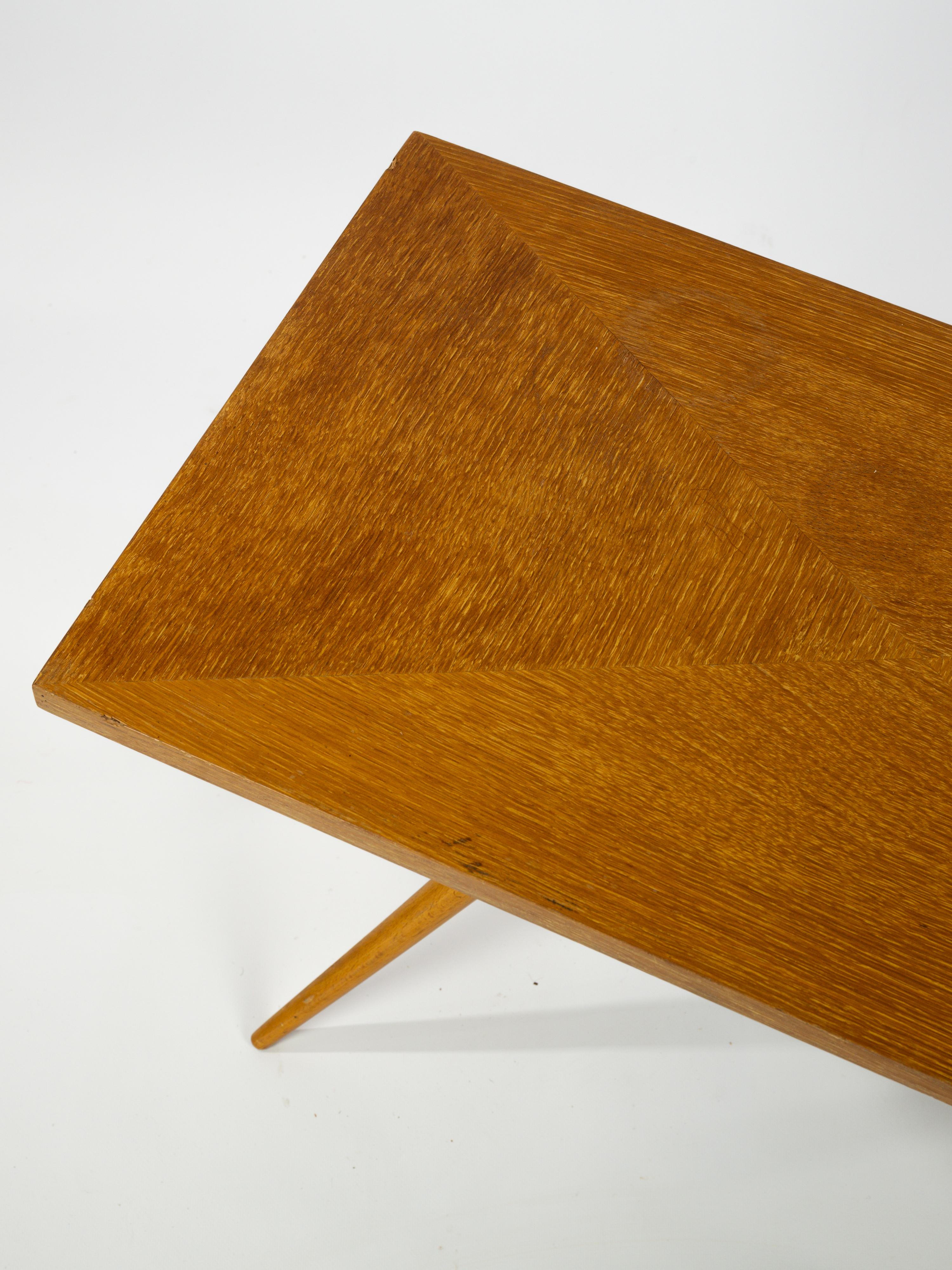 Jolie table basse en bois clair et foncé avec pieds de style sputnik  en vente 4