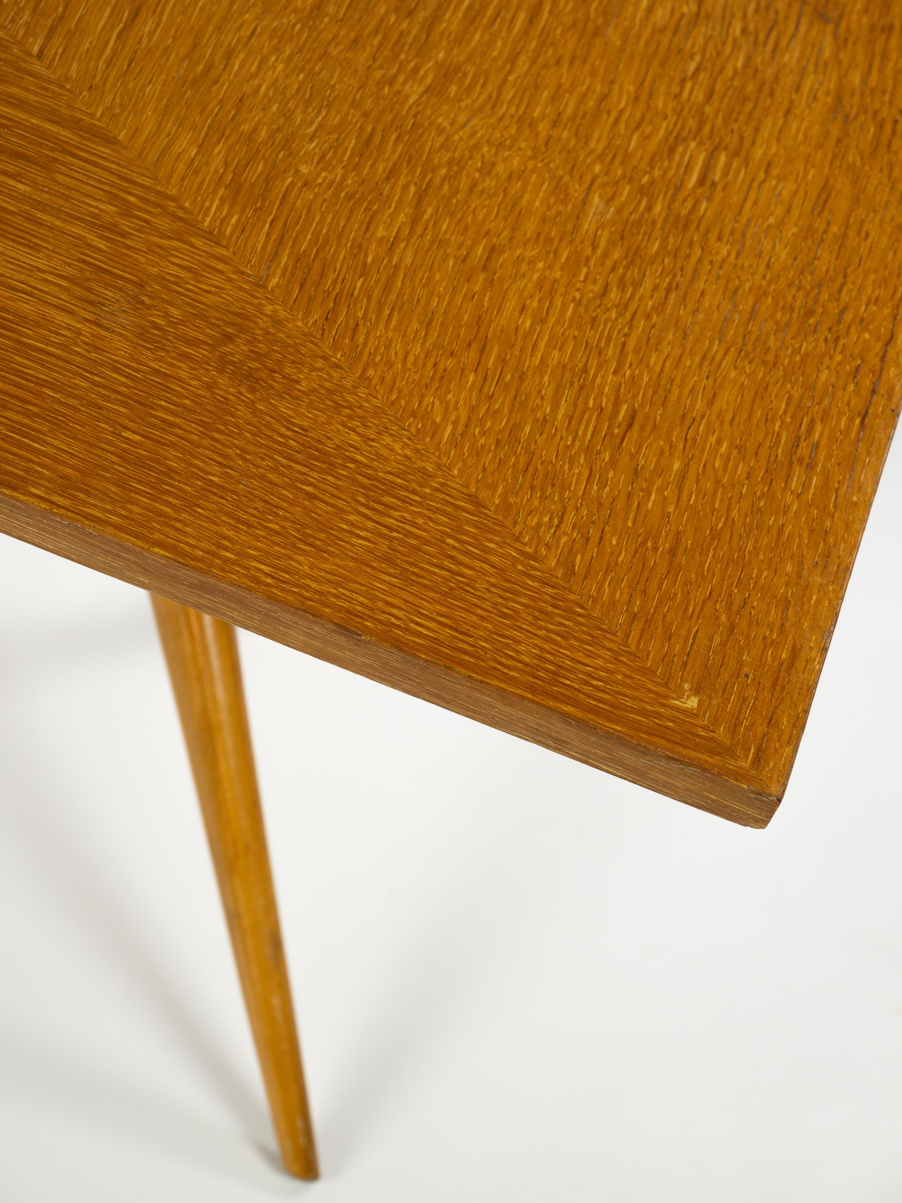 Jolie table basse en bois clair et foncé avec pieds de style sputnik  en vente 5