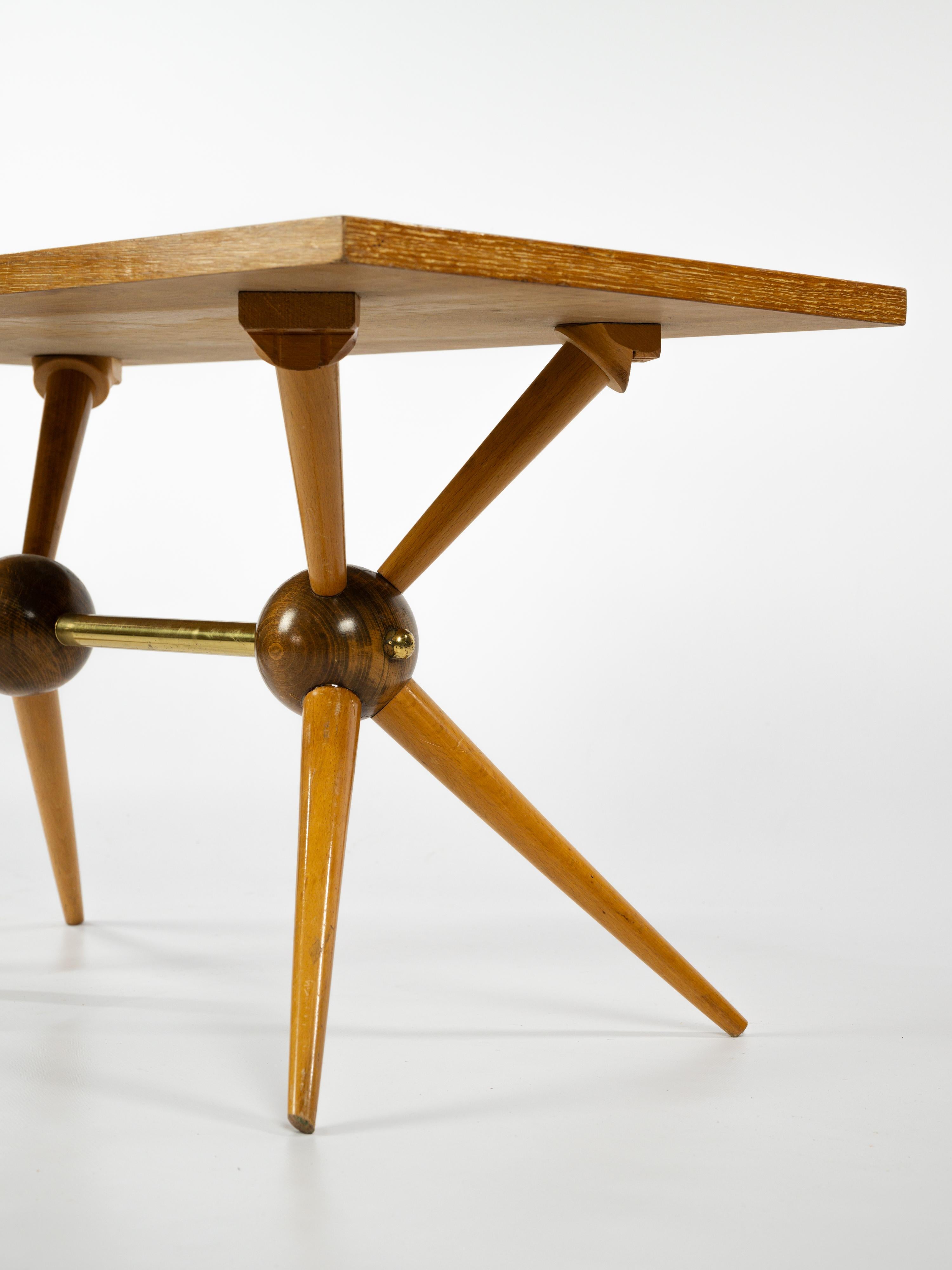 Jolie table basse en bois clair et foncé avec pieds de style sputnik  en vente 6