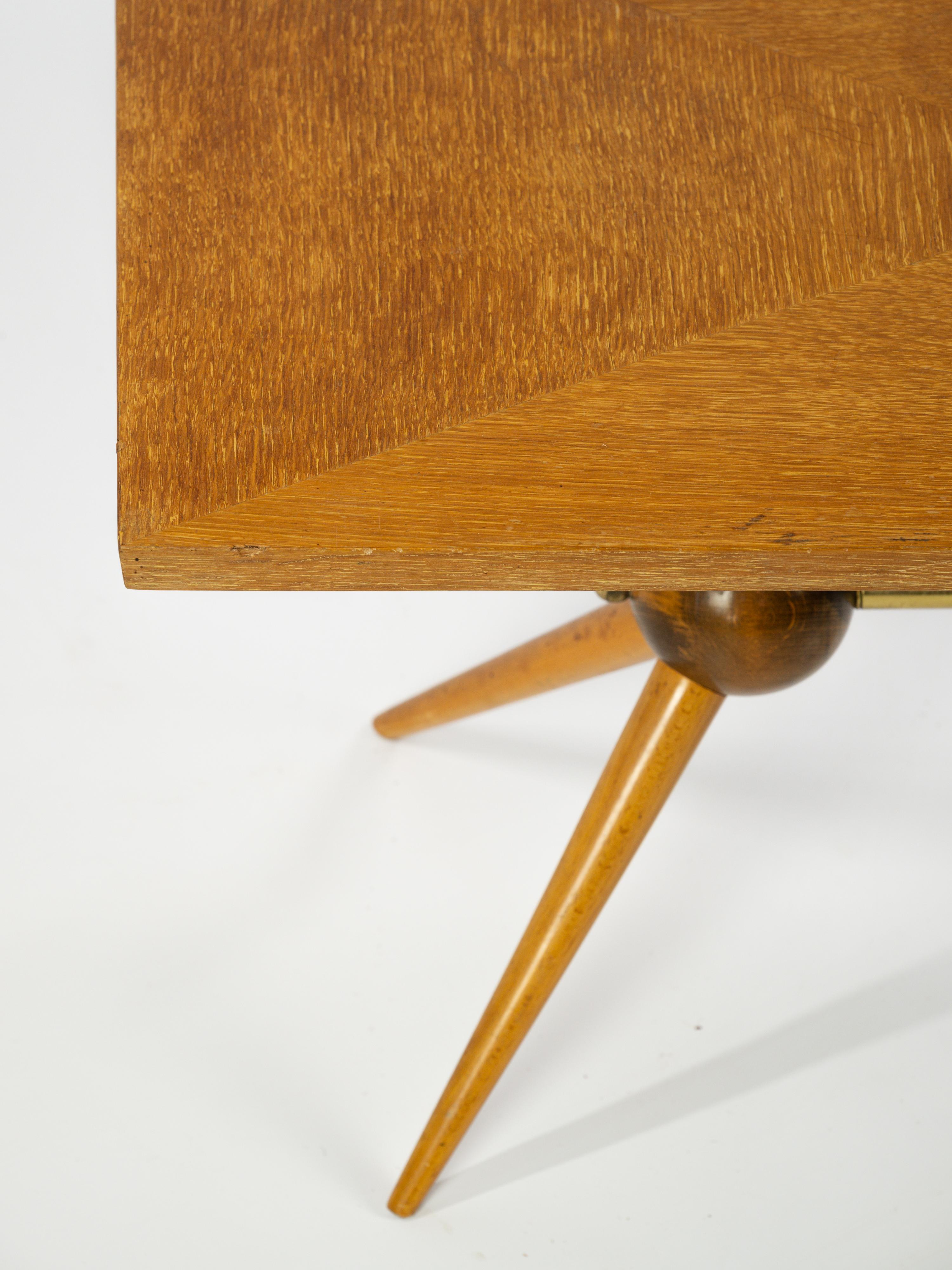 Mid-Century Modern Jolie table basse en bois clair et foncé avec pieds de style sputnik  en vente
