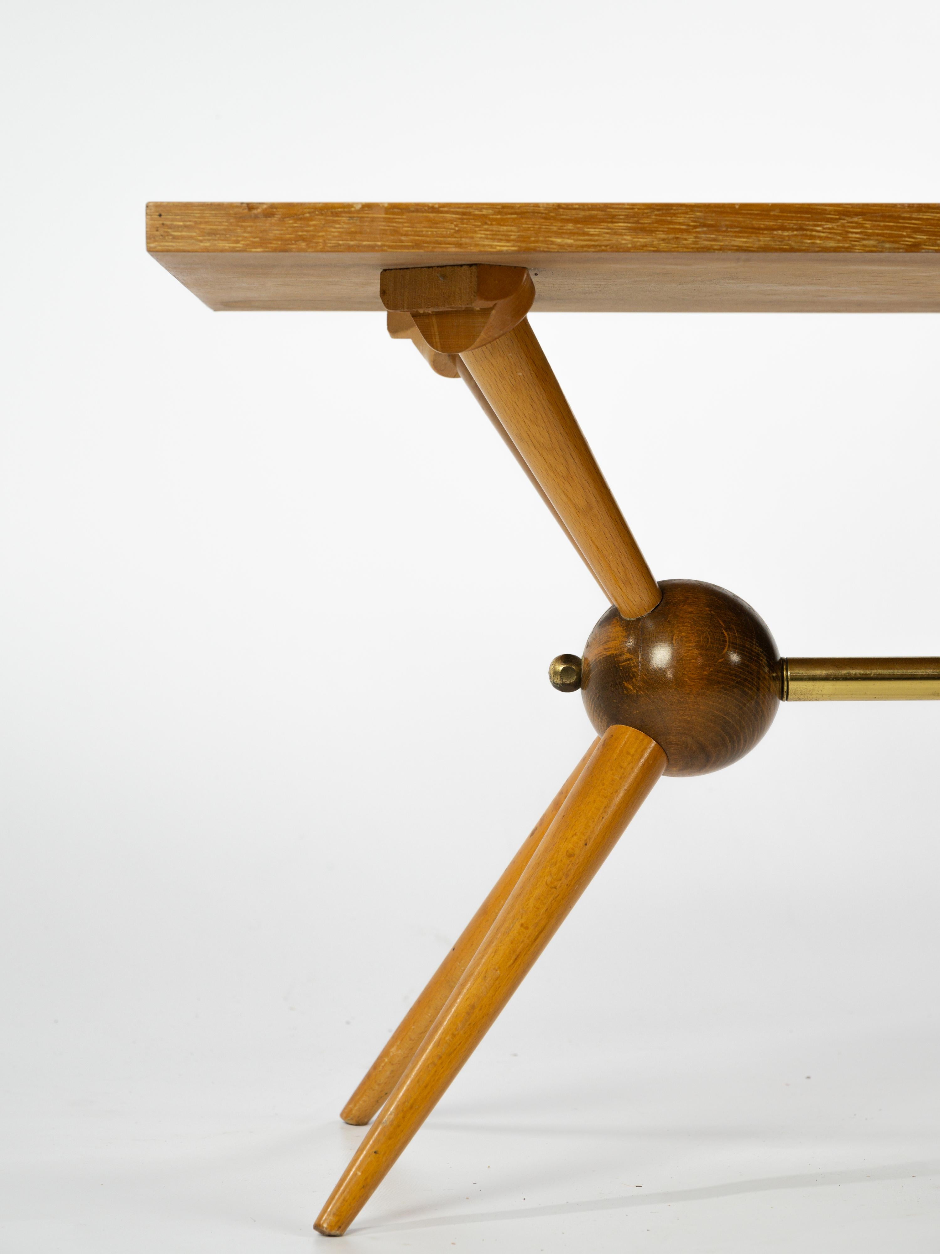Français Jolie table basse en bois clair et foncé avec pieds de style sputnik  en vente